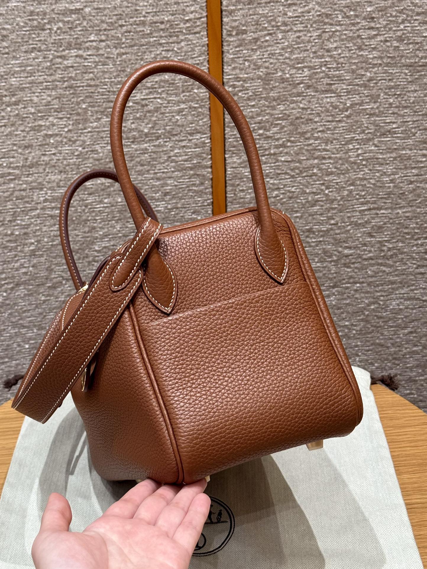 Hermès  Lindy 26 gold Clemence