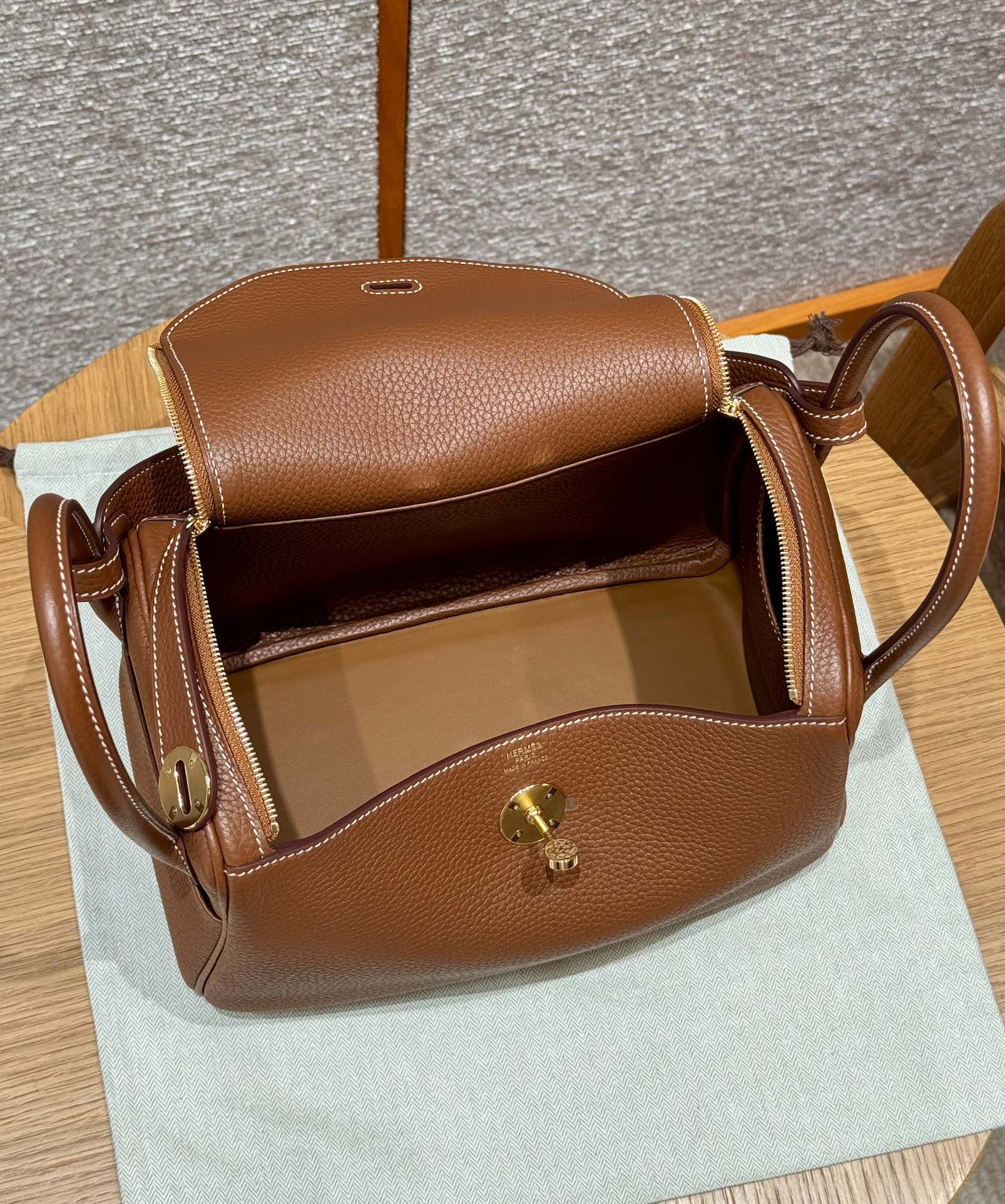 Hermès  Lindy 26 gold Clemence