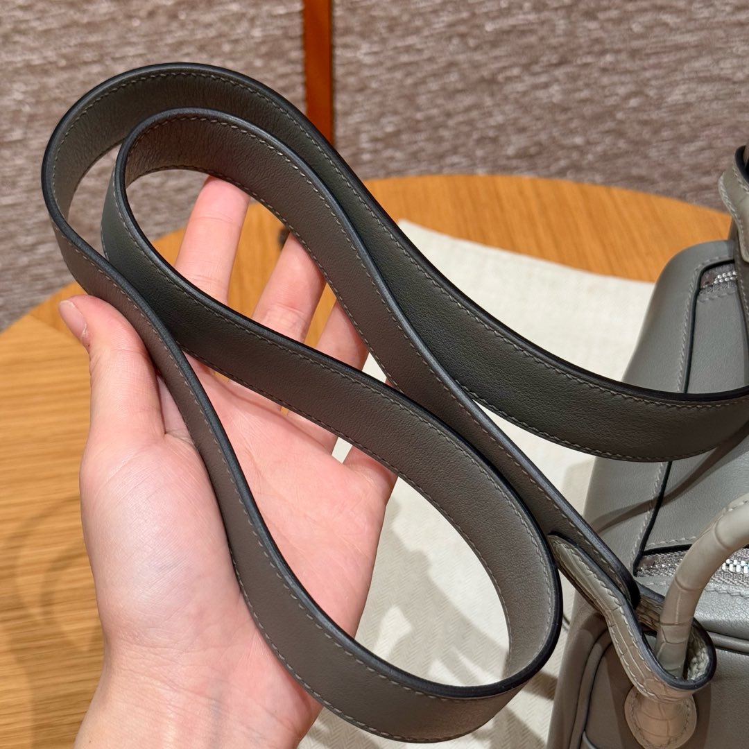 Hermès  Lindy 19 Girs Meyer and Girs Perle Swift and Matte Alligator crocodile