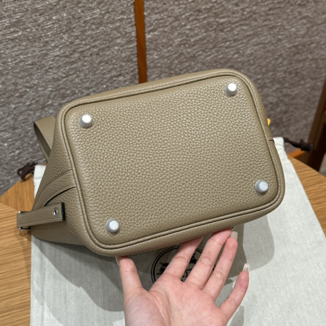 Hermès  Picotin lock 18  Beige Marfe Clemence