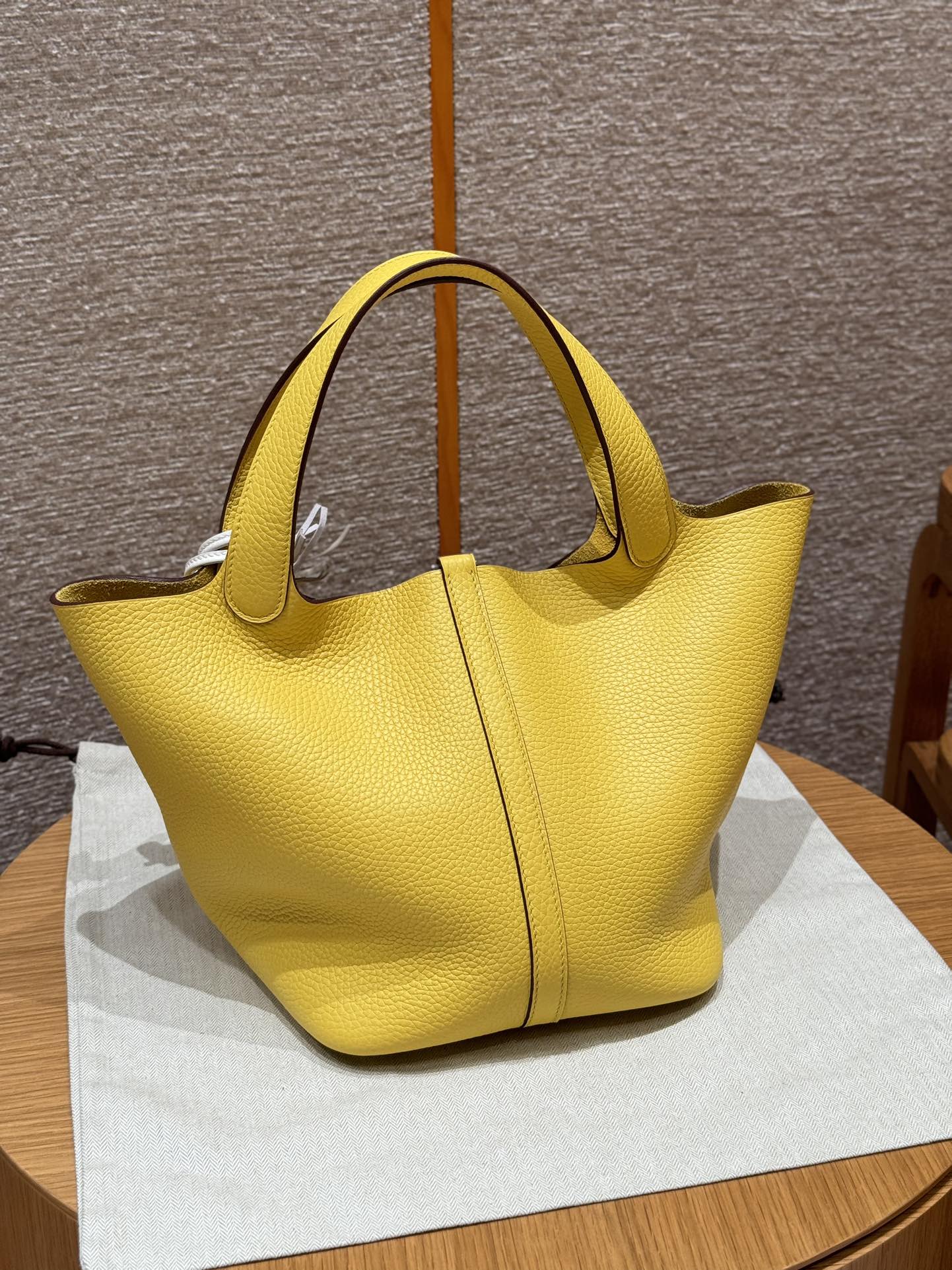 Hermès  Picotin lock 22  Jaune de naples  Clemence