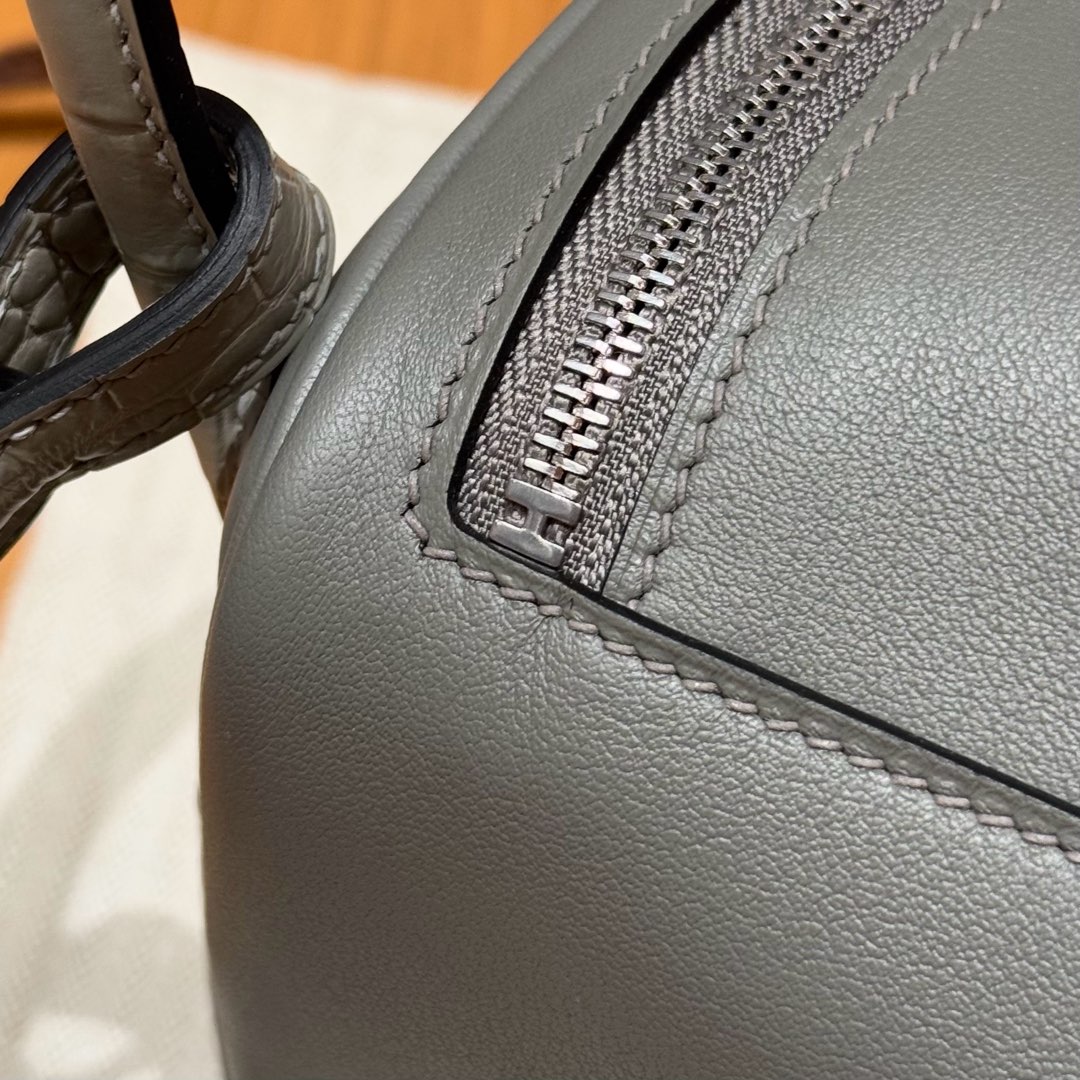 Hermès  Lindy 19 Girs Meyer and Girs Perle Swift and Matte Alligator crocodile