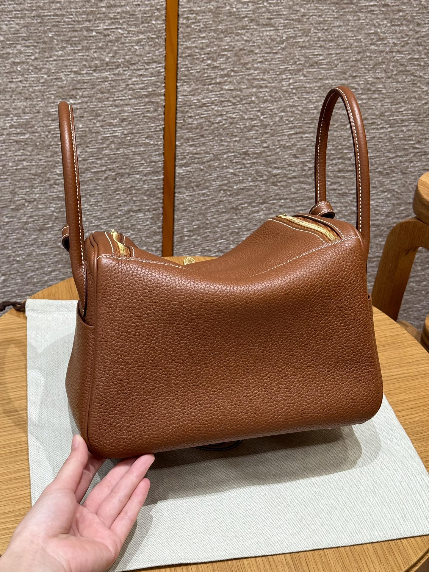 Hermès  Lindy 26 gold Clemence