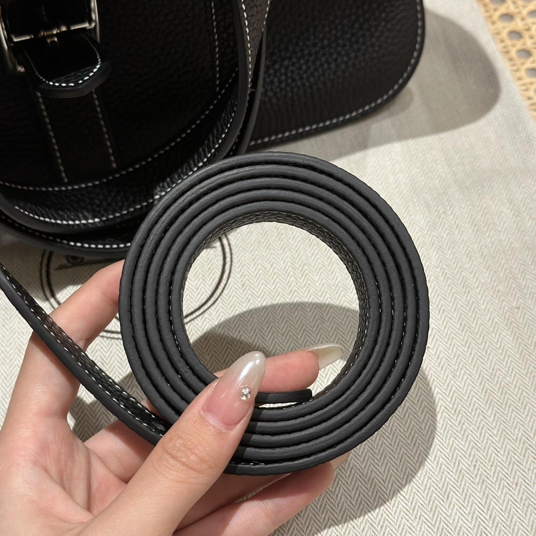 Hermès Halzan 31 Black  Clemence