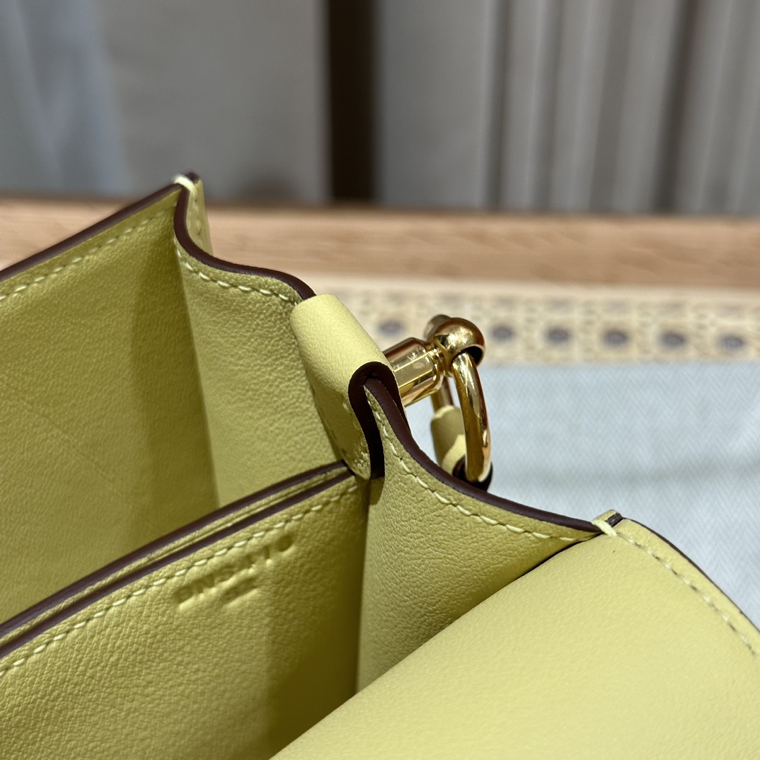 Hermès Roulis 19 Jaune Poussin Chever