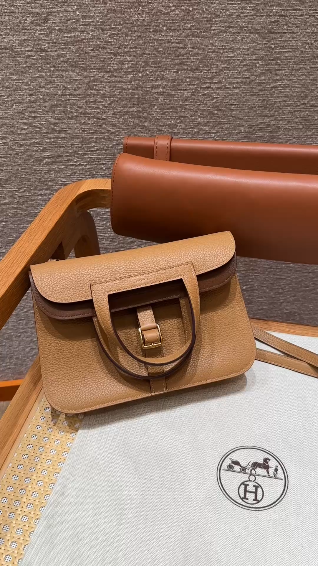 Hermès Halzan 22 Biscuit and Alezan  Clemence