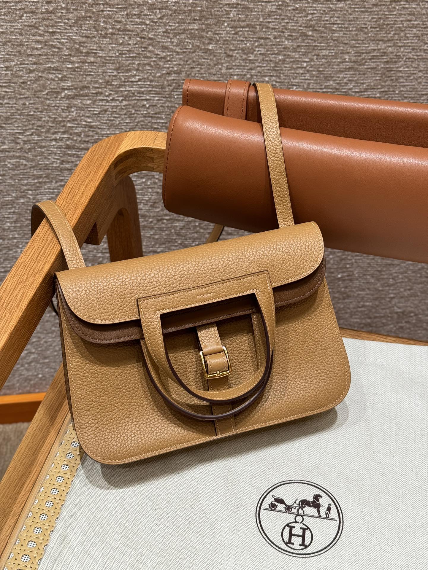 Hermès Halzan 22 Biscuit and Alezan  Clemence
