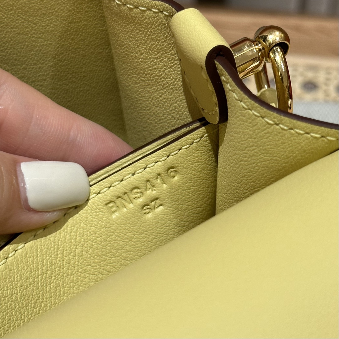 Hermès Roulis 19 Jaune Poussin Chever