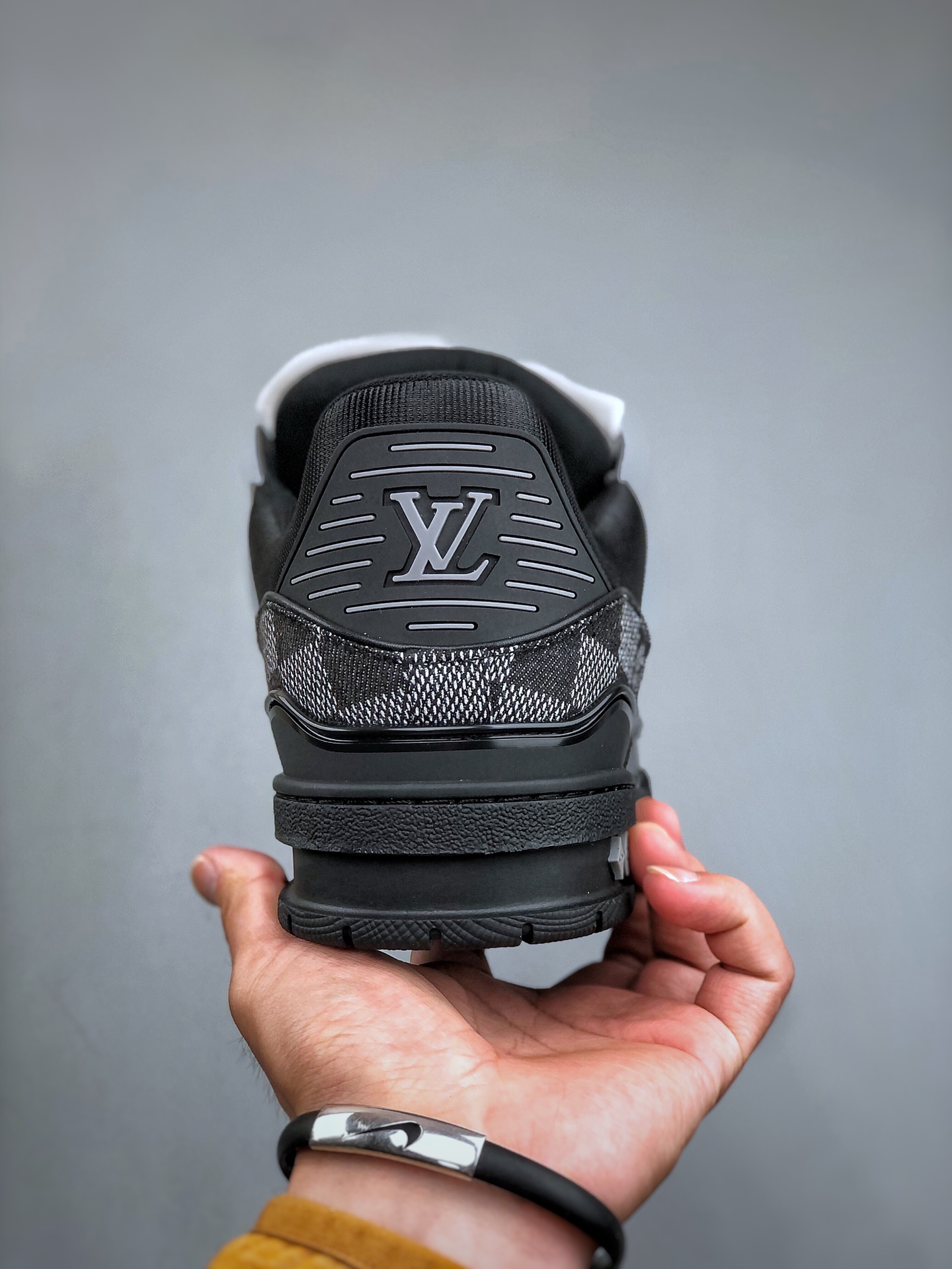 LOUIS VUITTON Trainer Round-Toe Flat Low-Top Sneaker – Unisex, Black