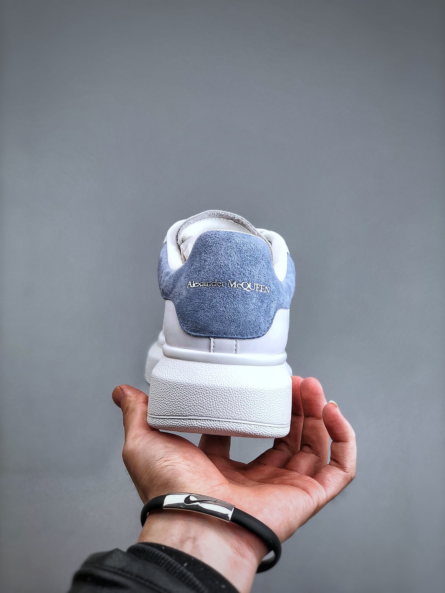 Alexander McQueen Oversized Leather Low-Top Fashion Sneaker – Unisex, Blu