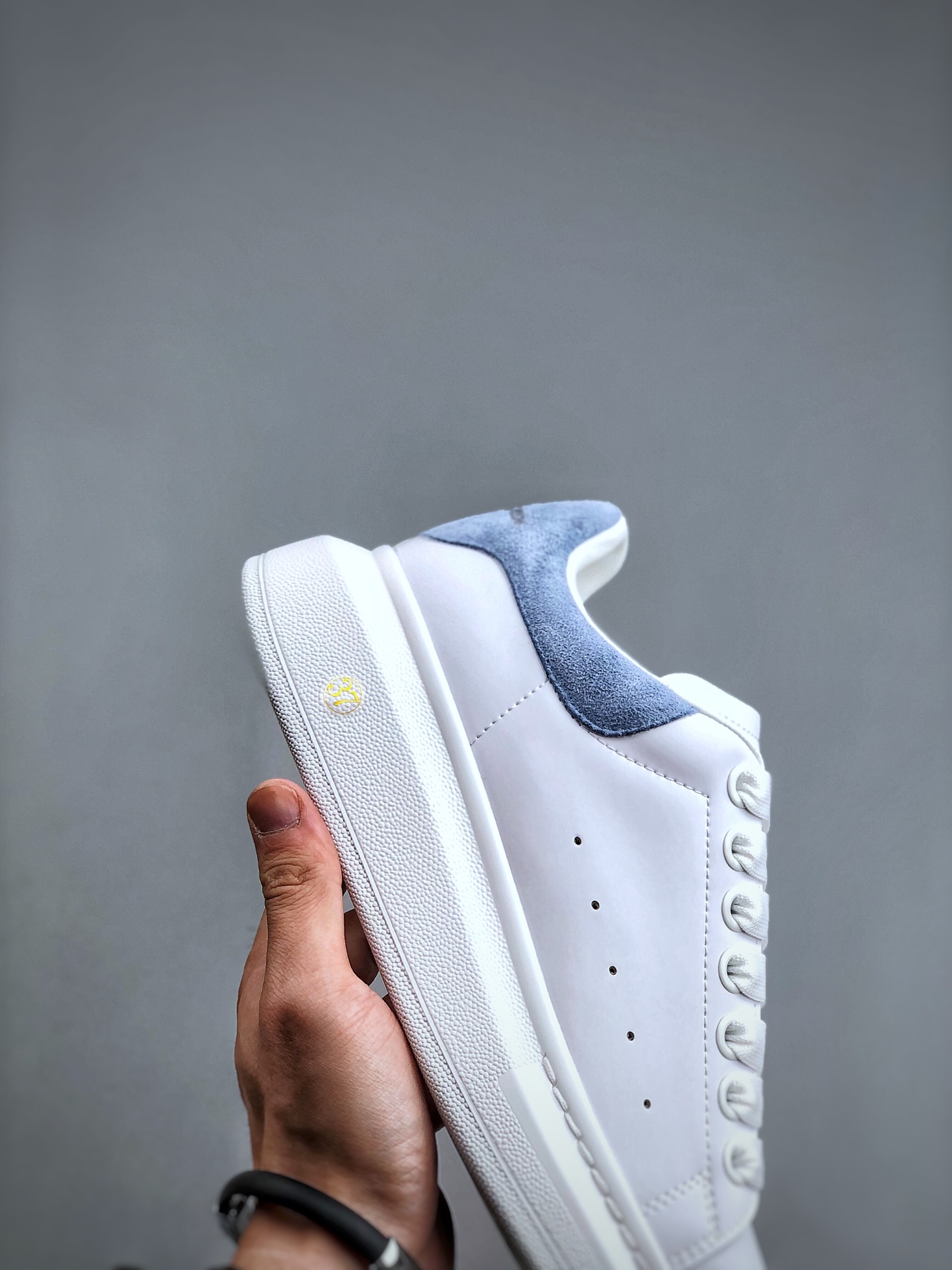 Alexander McQueen Oversized Leather Low-Top Fashion Sneaker – Unisex, Blu