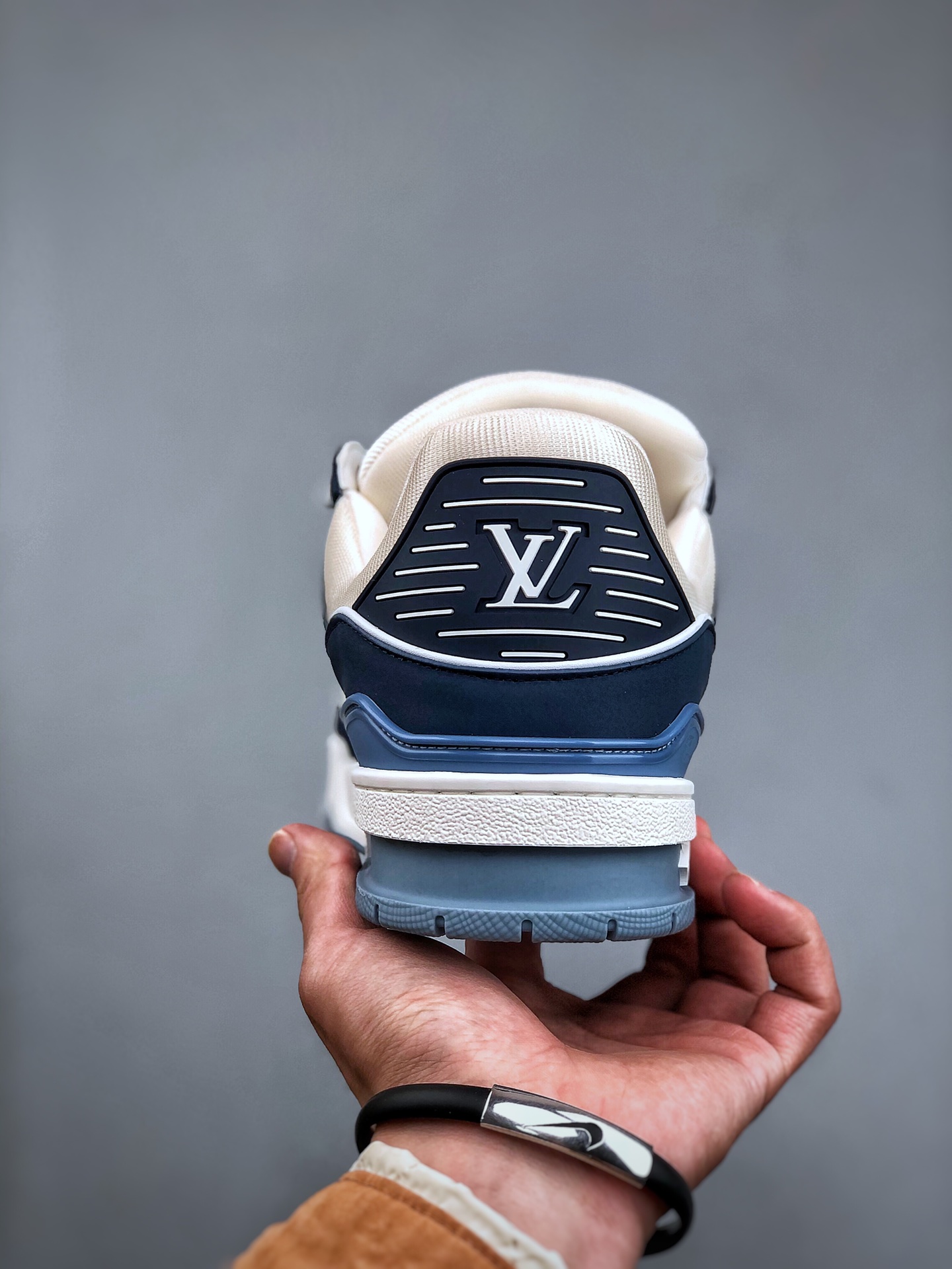 LOUIS VUITTON Trainer Round-Toe Lace-Up Low-Top Sneaker – Unisex, Blue & White