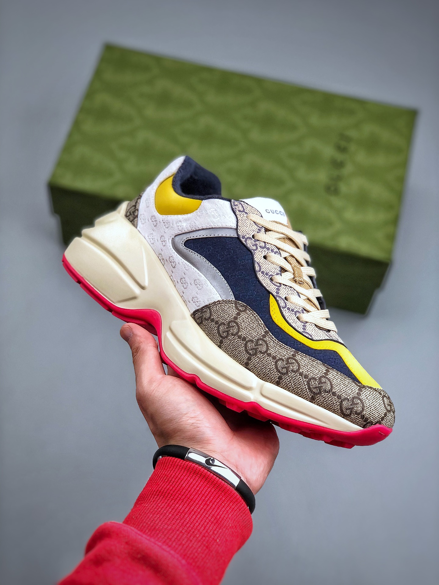 GUCCI Rhyton Round-Toe Full-Print Low-Top Dad Sneakers – Unisex, White/Pin