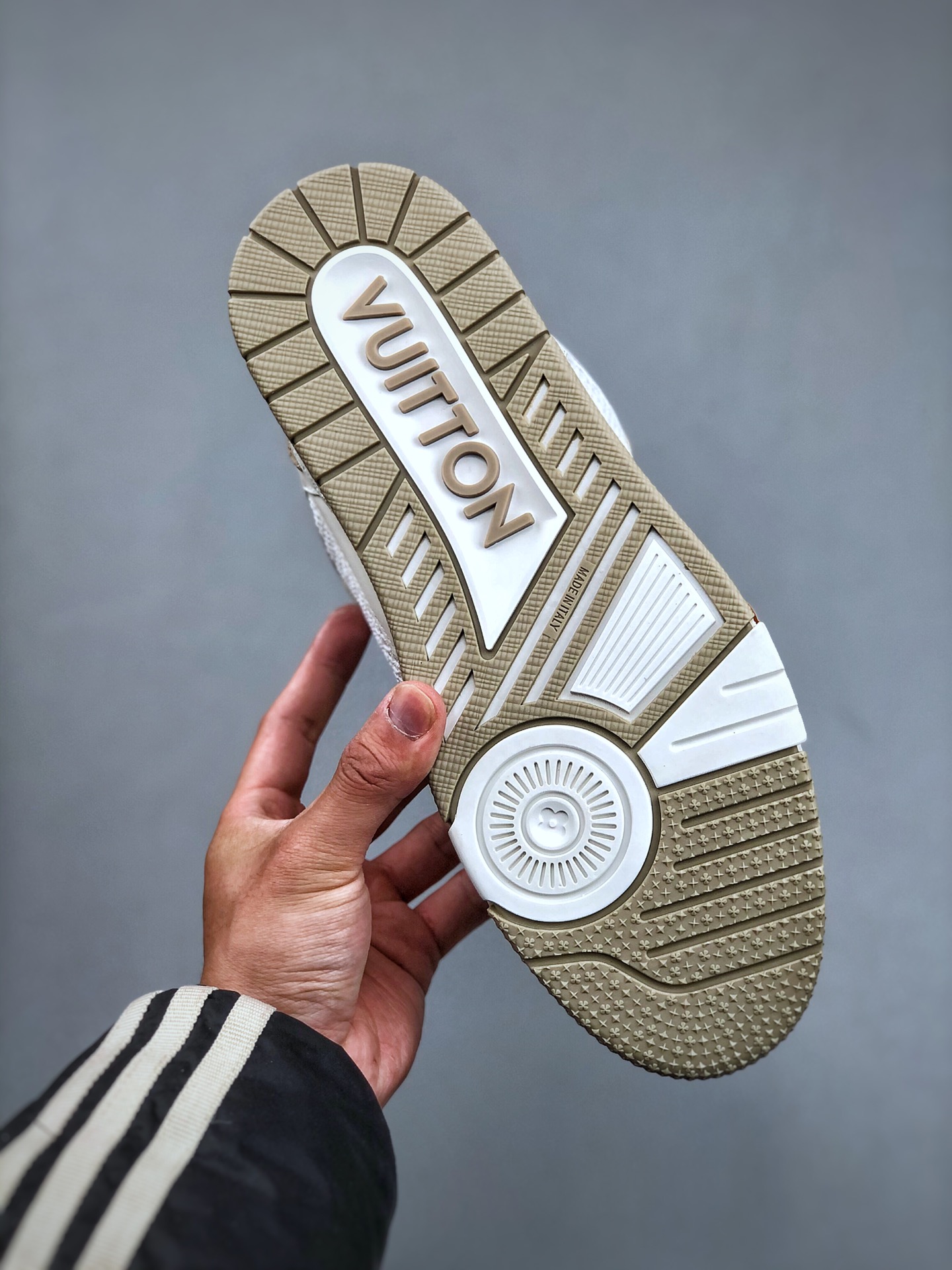 LOUIS VUITTON Trainer Cowhide Leather Velcro and Lace-Up Low-Top Fashion Sneaker – Men’s, Khaki