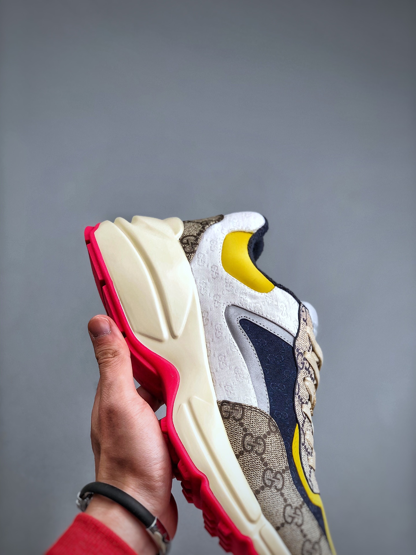 GUCCI Rhyton Round-Toe Full-Print Low-Top Dad Sneakers – Unisex, White/Pin