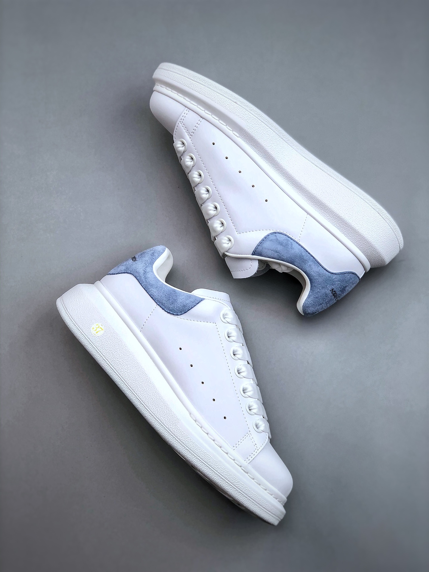 Alexander McQueen Oversized Leather Low-Top Fashion Sneaker – Unisex, Blu