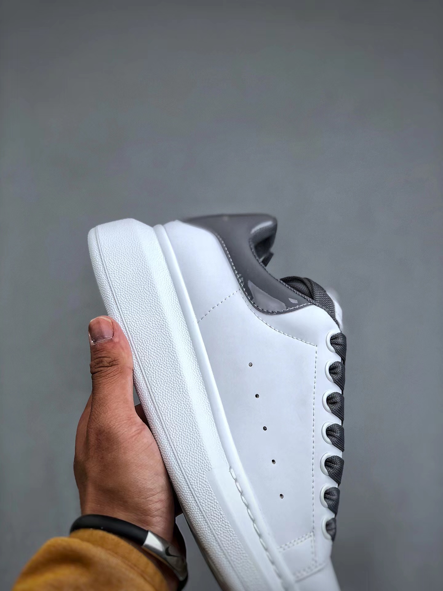 Alexander McQueen Smooth Calfskin Low-Top Casual Fashion Sneaker – Unisex, Gray