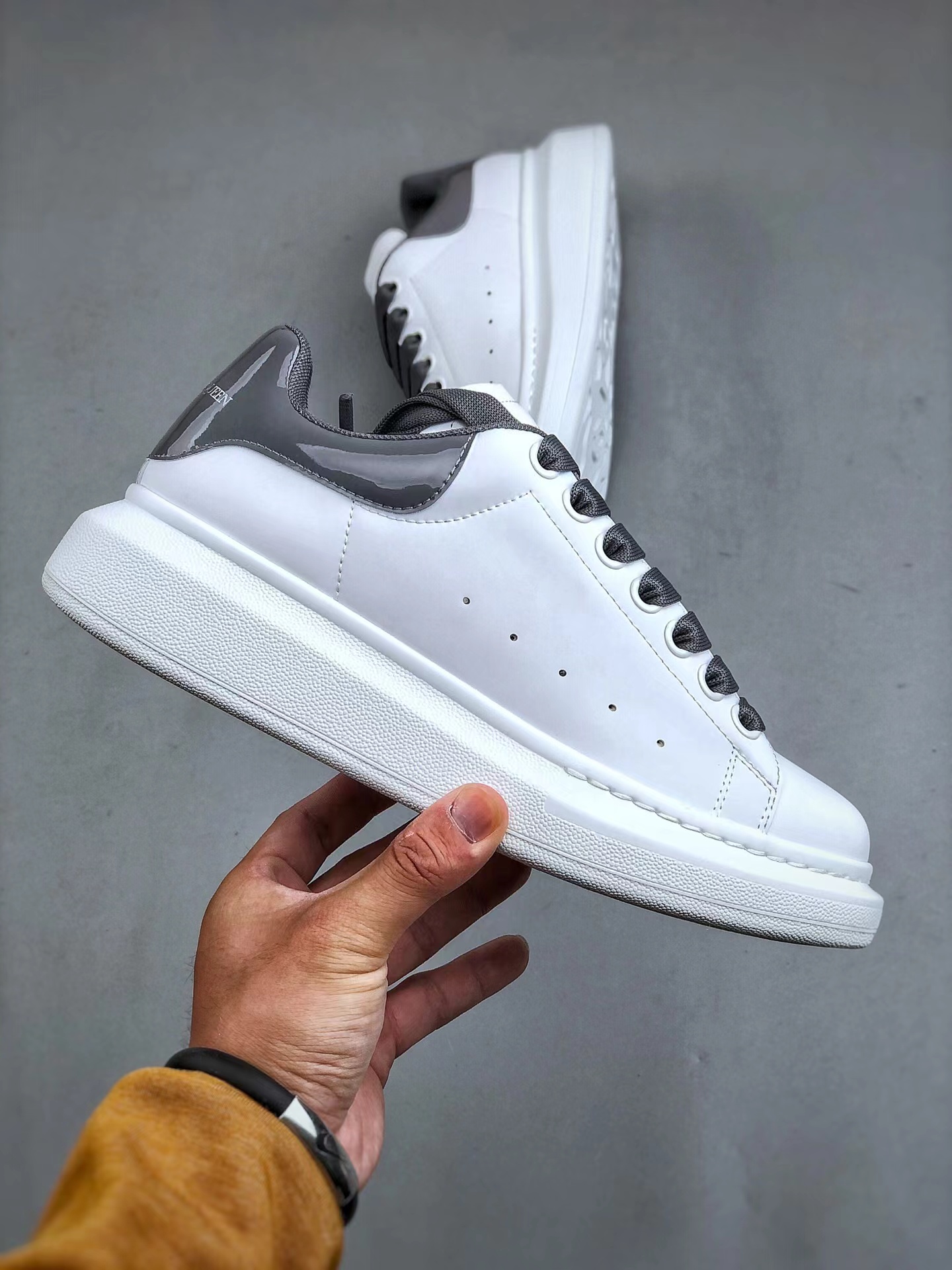 Alexander McQueen Smooth Calfskin Low-Top Casual Fashion Sneaker – Unisex, Gray