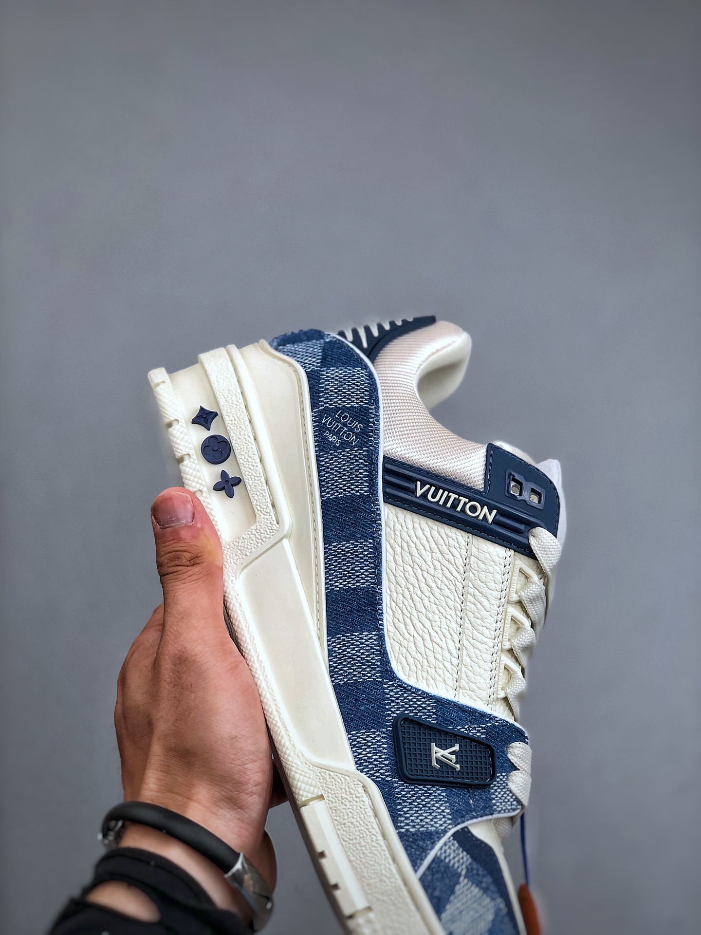 LOUIS VUITTON Trainer Round-Toe Lace-Up Low-Top Sneaker – Unisex, White & Blue