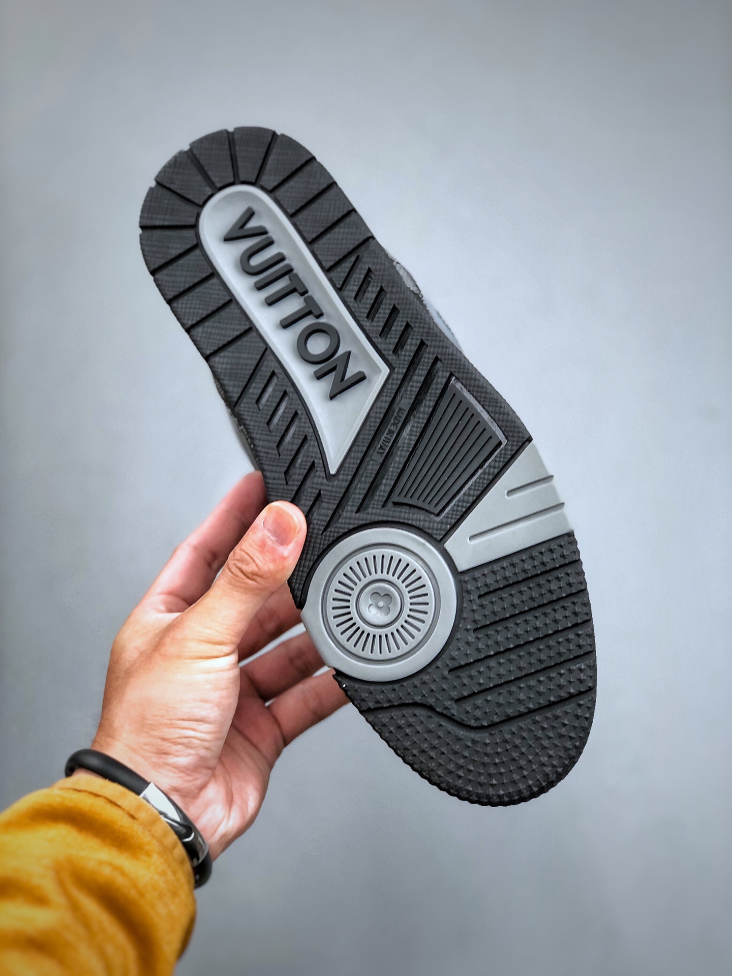 LOUIS VUITTON Trainer Round-Toe Flat Low-Top Sneaker – Unisex, Black