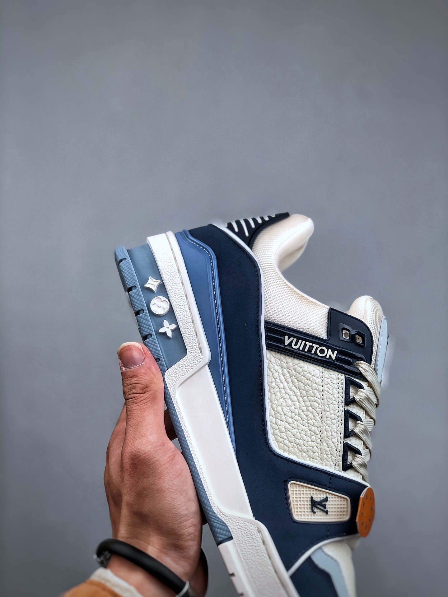 LOUIS VUITTON Trainer Round-Toe Lace-Up Low-Top Sneaker – Unisex, Blue & White