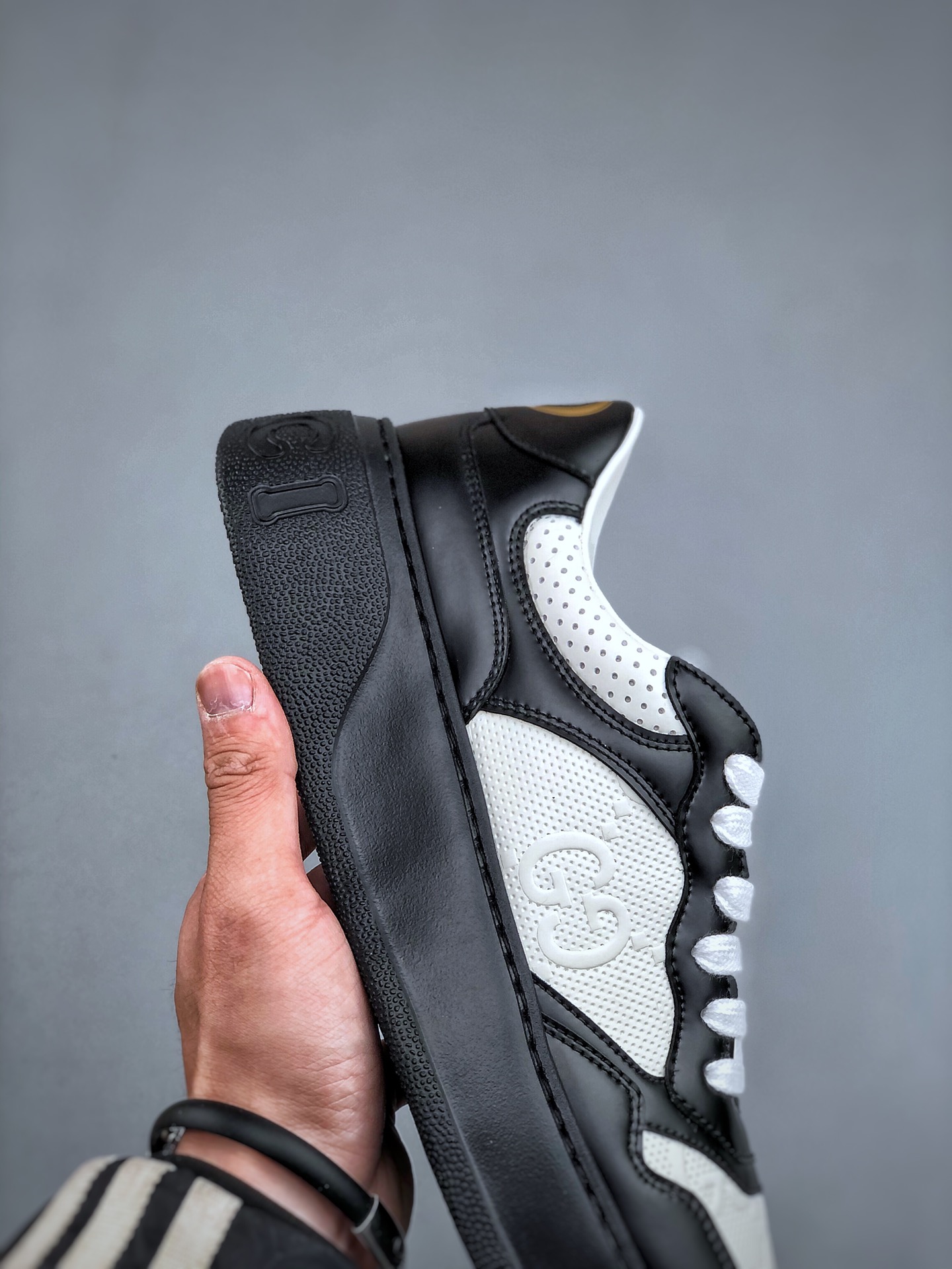 Gucci Unisex GG Embossed Leather Low-Top Sneakers – Black/White Casual Fashion Shoes