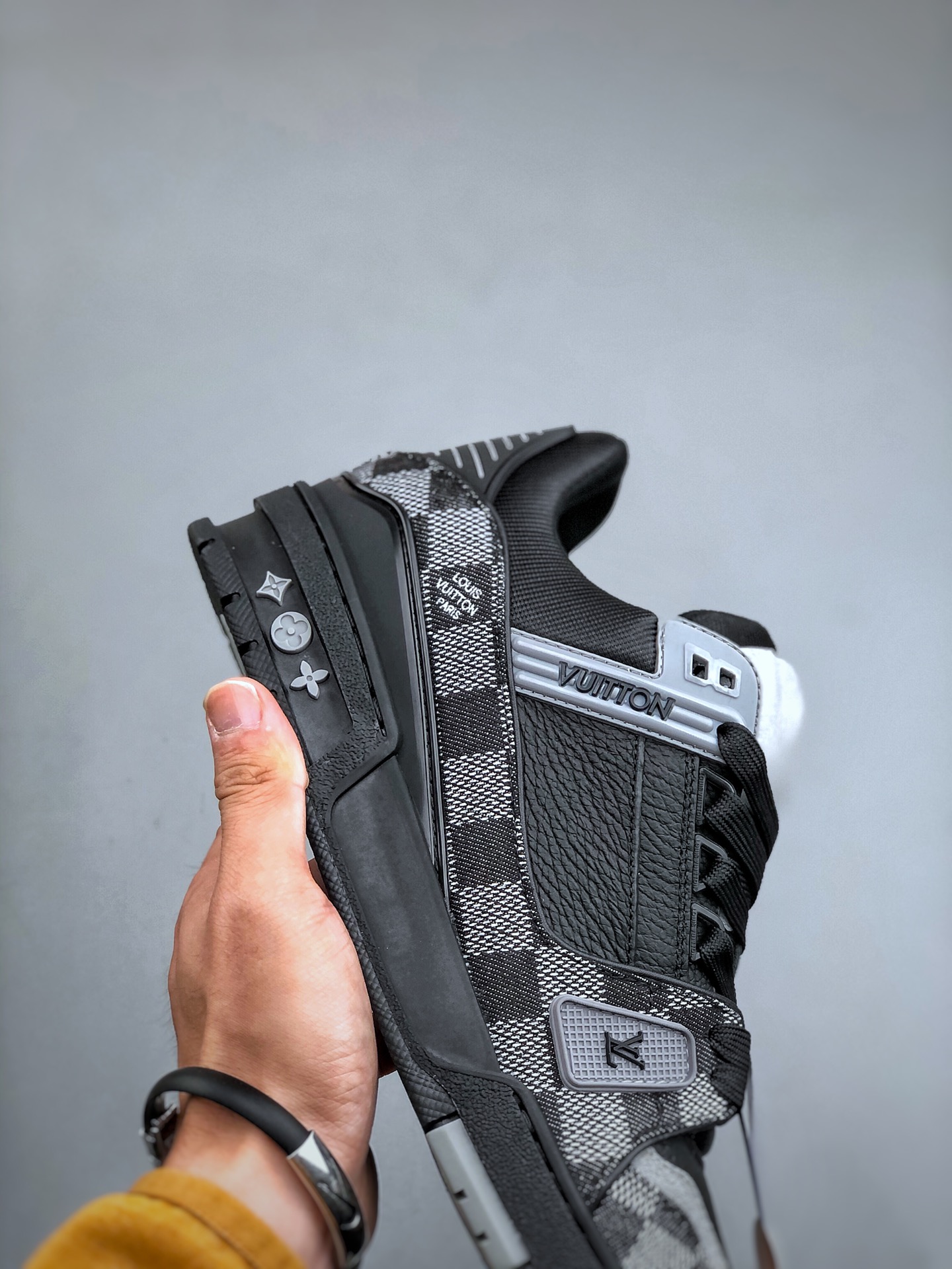 LOUIS VUITTON Trainer Round-Toe Flat Low-Top Sneaker – Unisex, Black