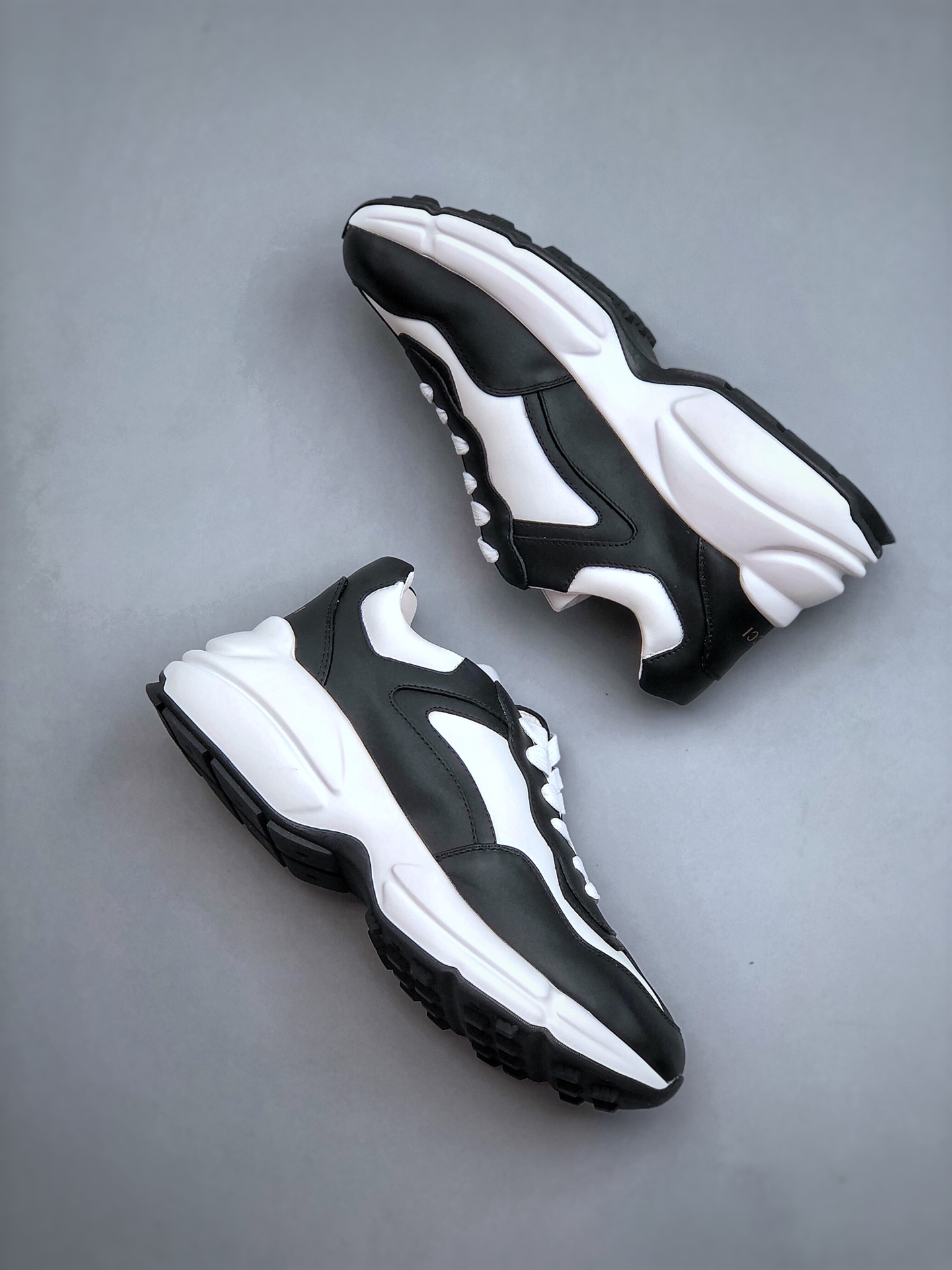 GUCCI Rhyton Leather Low-Top Athletic Casual Sneaker – Women’s, Black & White