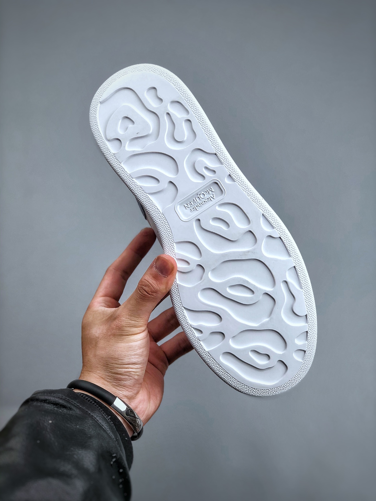 Alexander McQueen Oversized Leather Low-Top Fashion Sneaker – Unisex, Blu