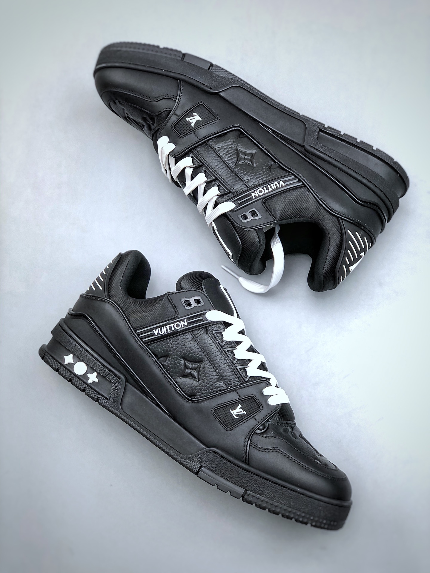 LOUIS VUITTON Trainer Round-Toe Lace-Up Low-Top Fashion Sneaker – Unisex, Black