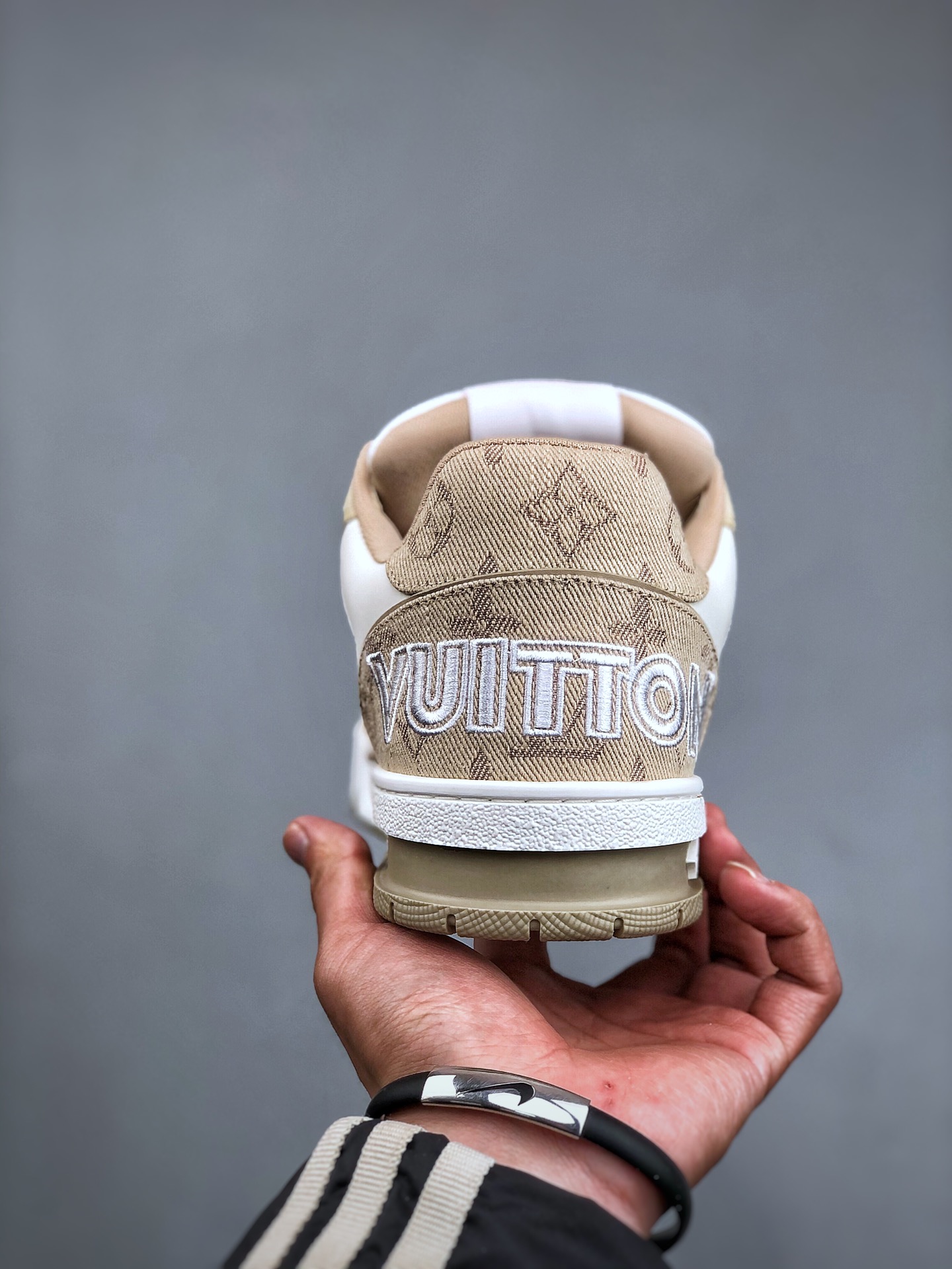 LOUIS VUITTON Trainer Cowhide Leather Velcro and Lace-Up Low-Top Fashion Sneaker – Men’s, Khaki