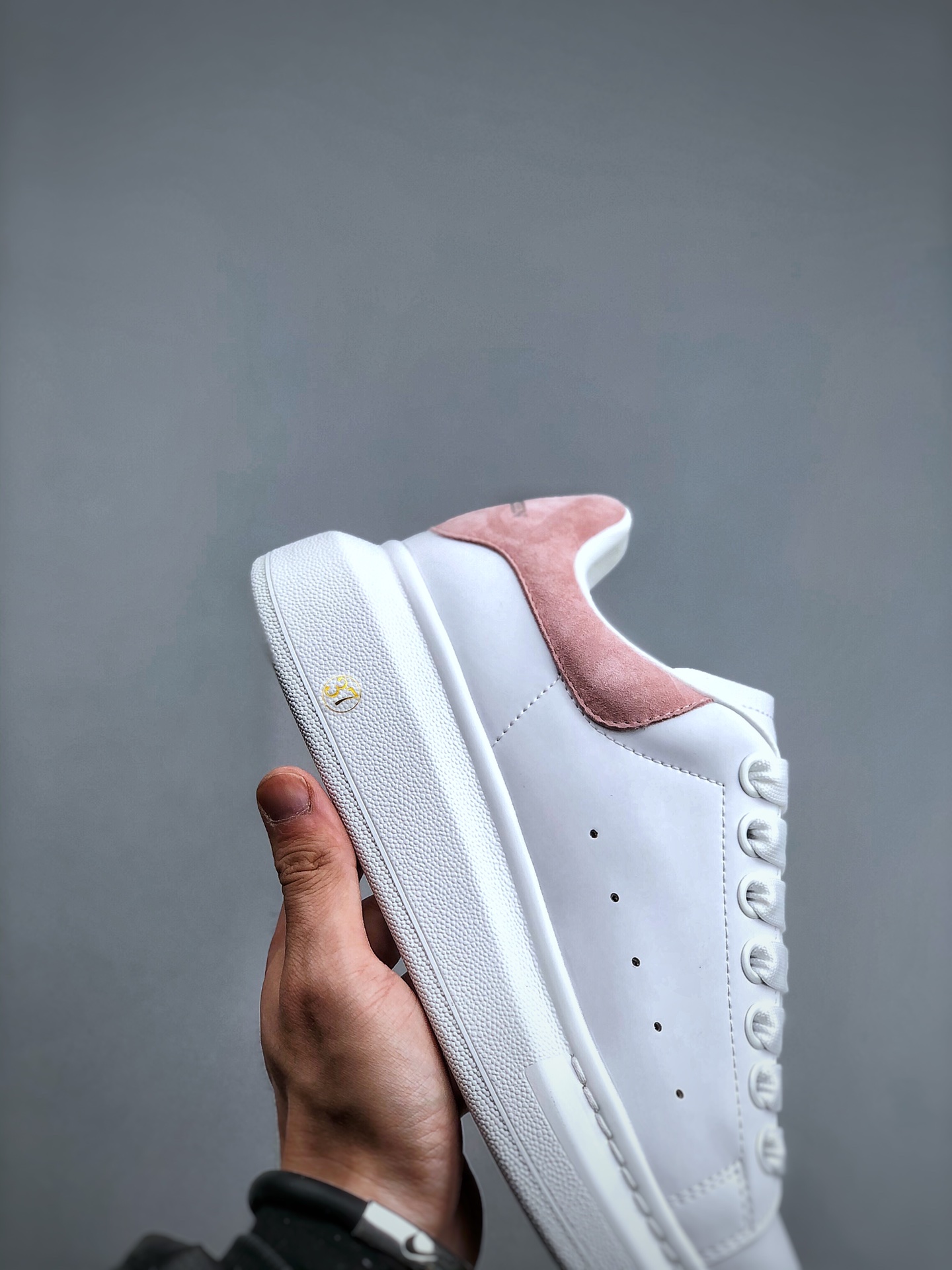 Alexander McQueen Comfortable Minimalist Low-Top Fashion Sneaker – Women’s, White & Pink