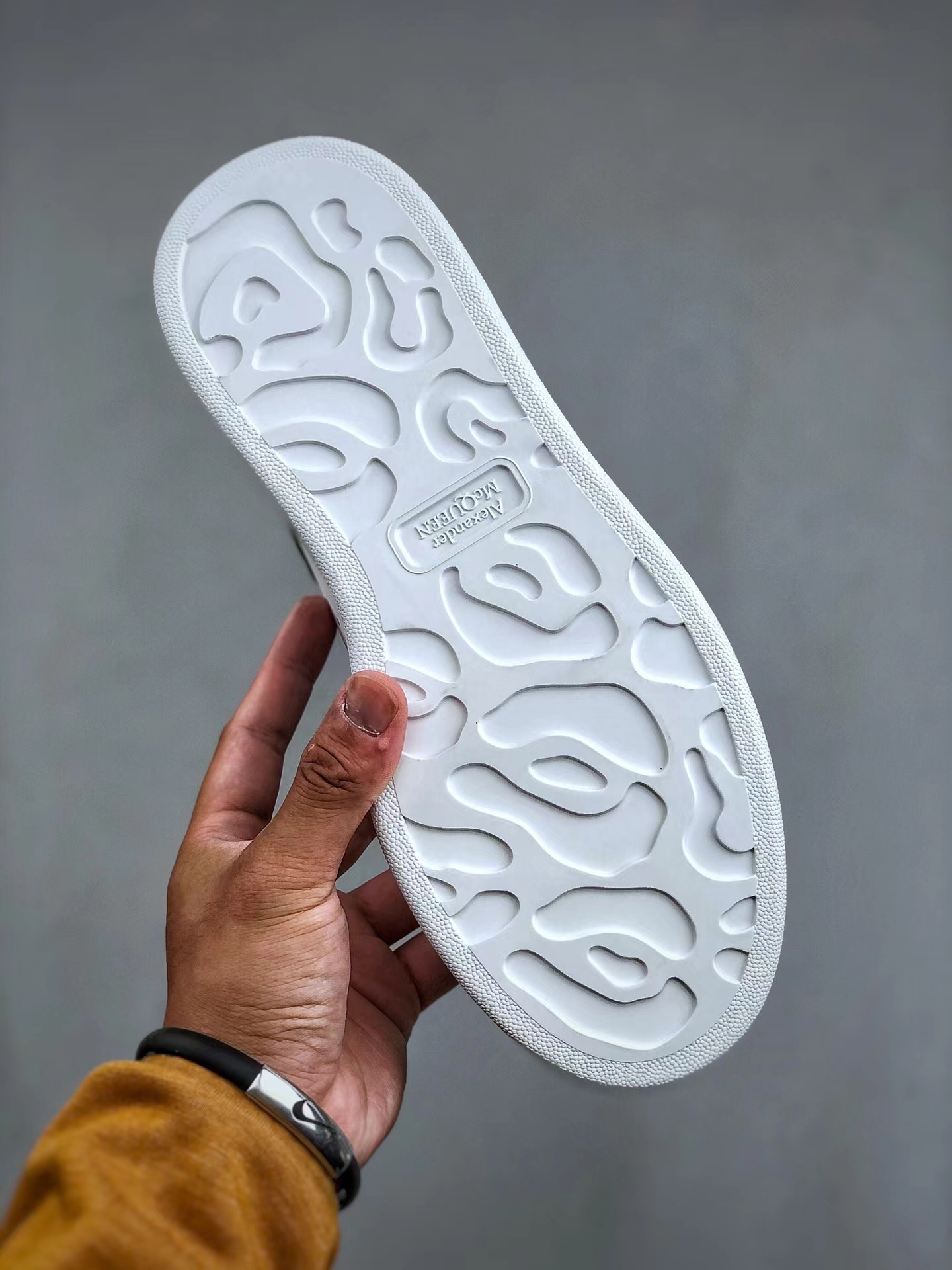 Alexander McQueen Smooth Calfskin Low-Top Casual Fashion Sneaker – Unisex, Gray