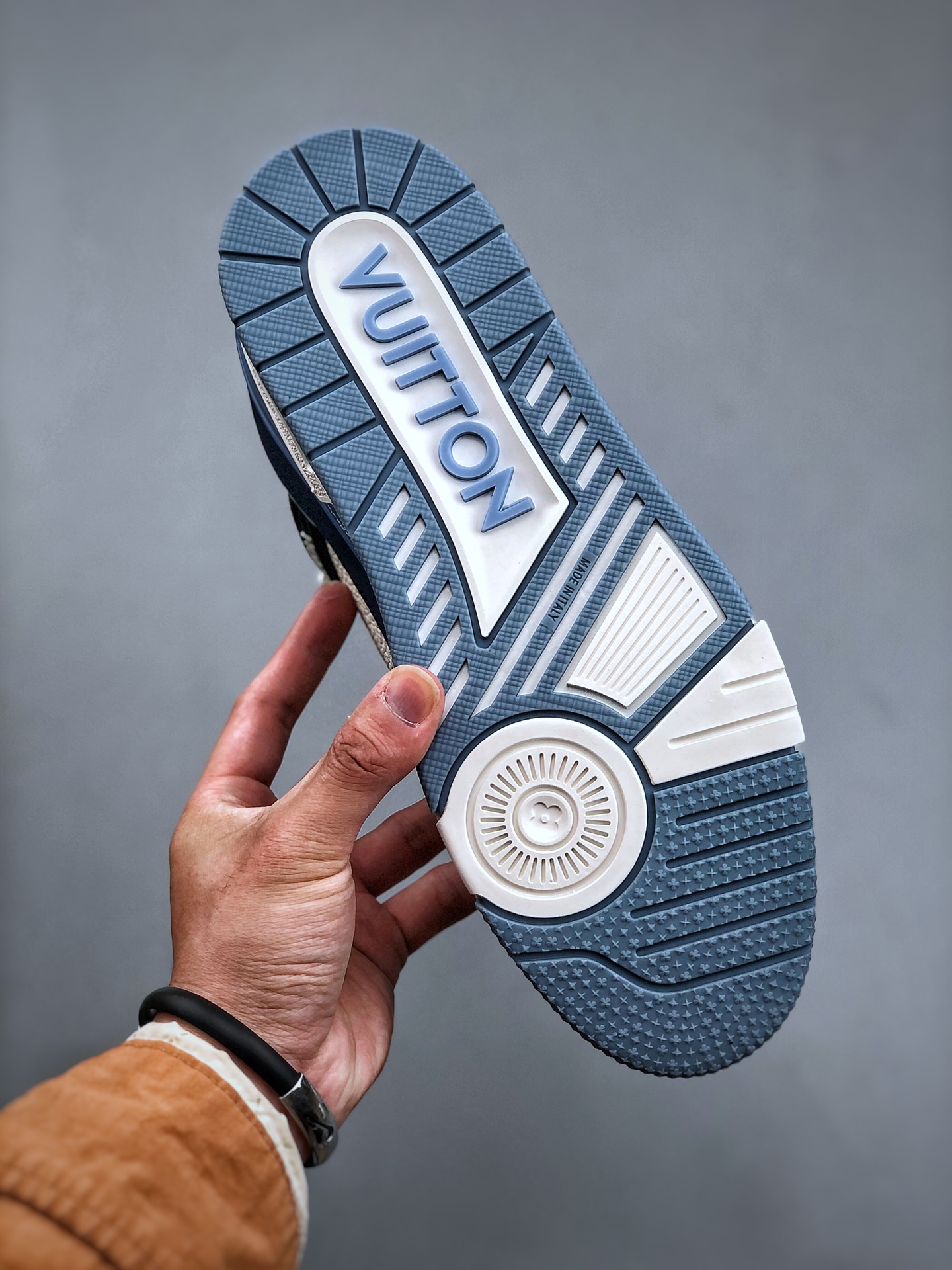 LOUIS VUITTON Trainer Round-Toe Lace-Up Low-Top Sneaker – Unisex, Blue & White