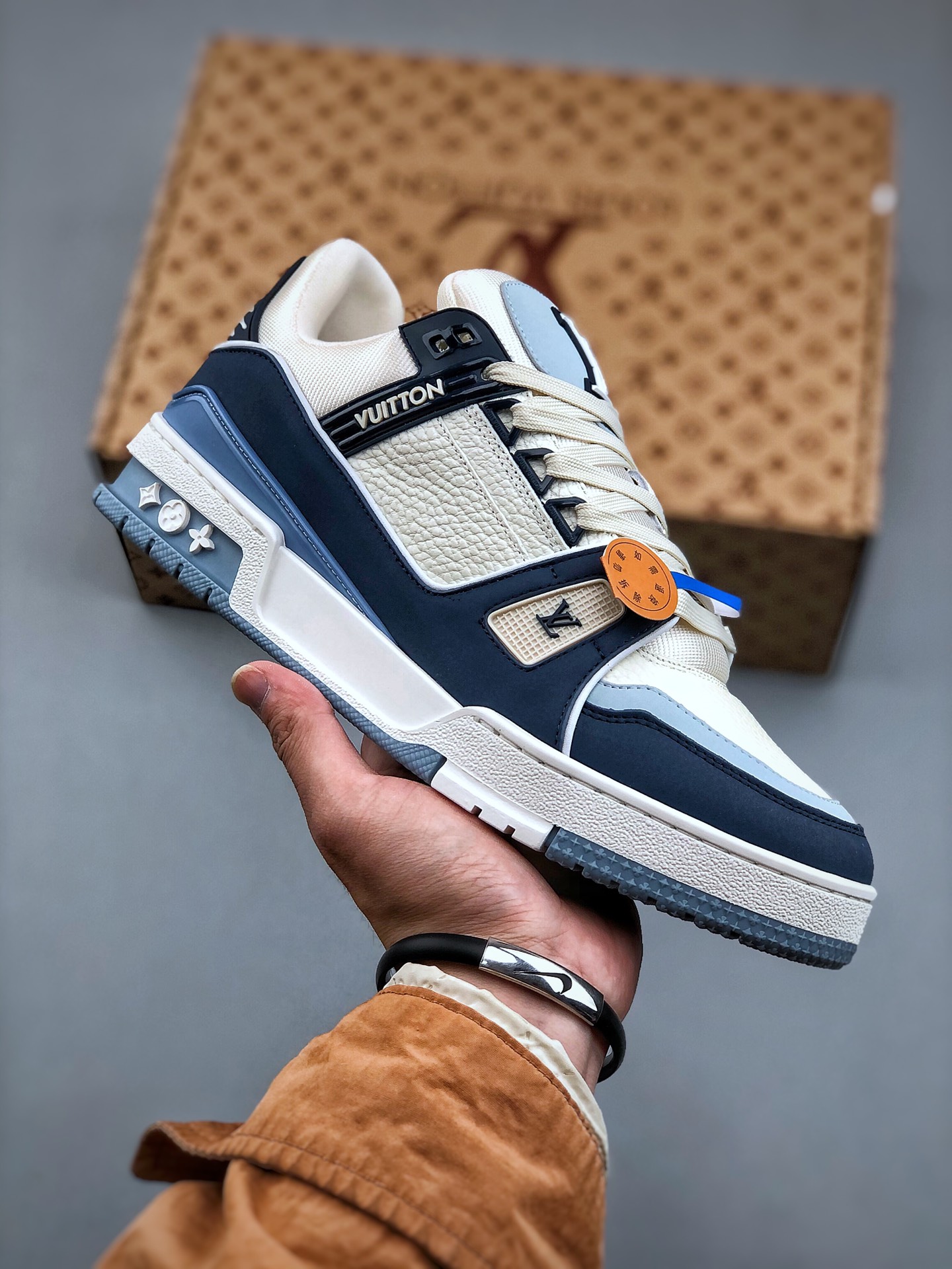 LOUIS VUITTON Trainer Round-Toe Lace-Up Low-Top Sneaker – Unisex, Blue & White