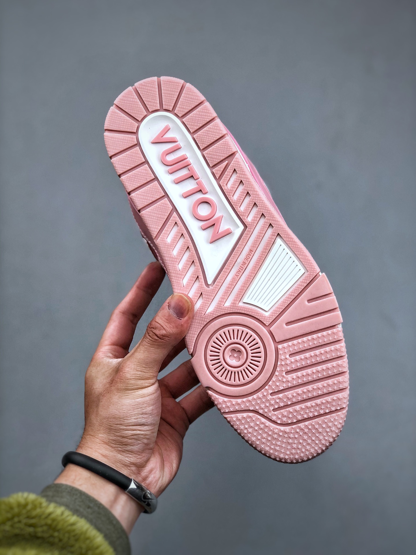 LOUIS VUITTON Trainer Leather Round-Toe Lace-Up Low-Top Fashion Sneaker – Unisex, Rose Pink