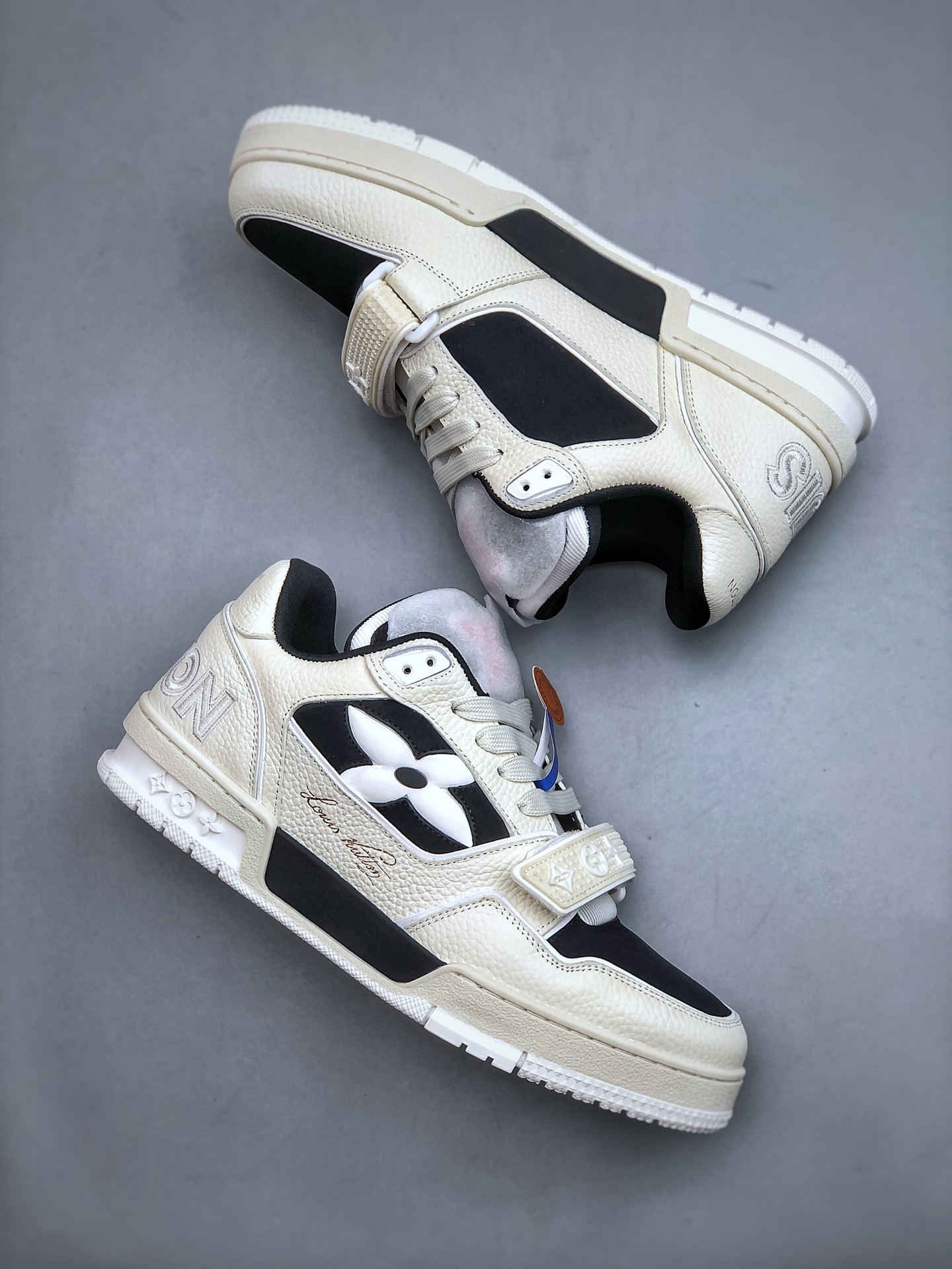 Louis Vuitton Men's Trainer Leather Sneakers – Black Low-Top Lace-Up Round-Toe