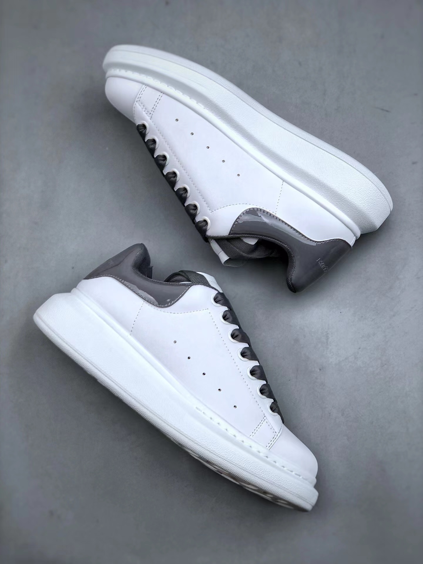 Alexander McQueen Smooth Calfskin Low-Top Casual Fashion Sneaker – Unisex, Gray