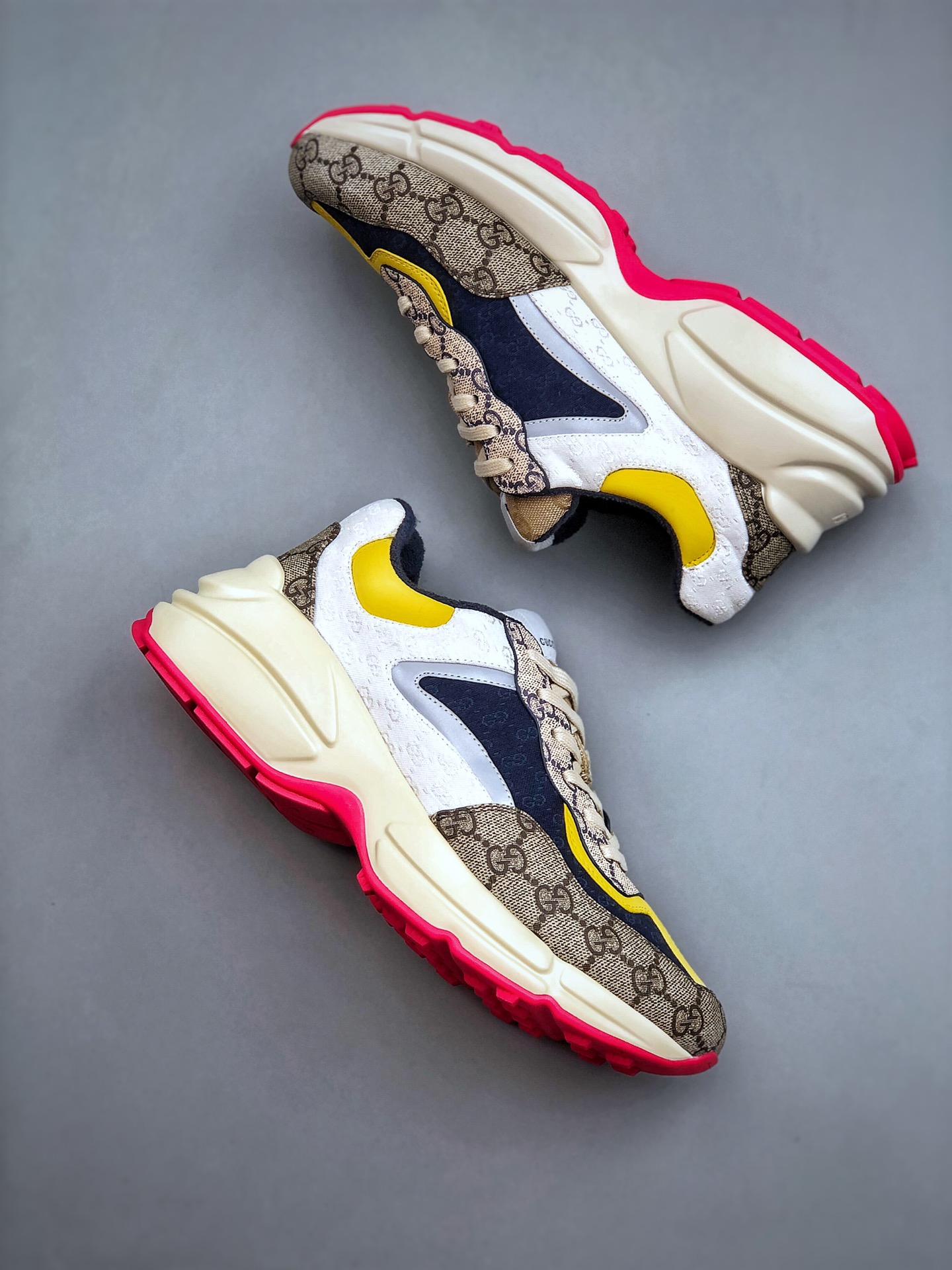 GUCCI Rhyton Round-Toe Full-Print Low-Top Dad Sneakers – Unisex, White/Pin