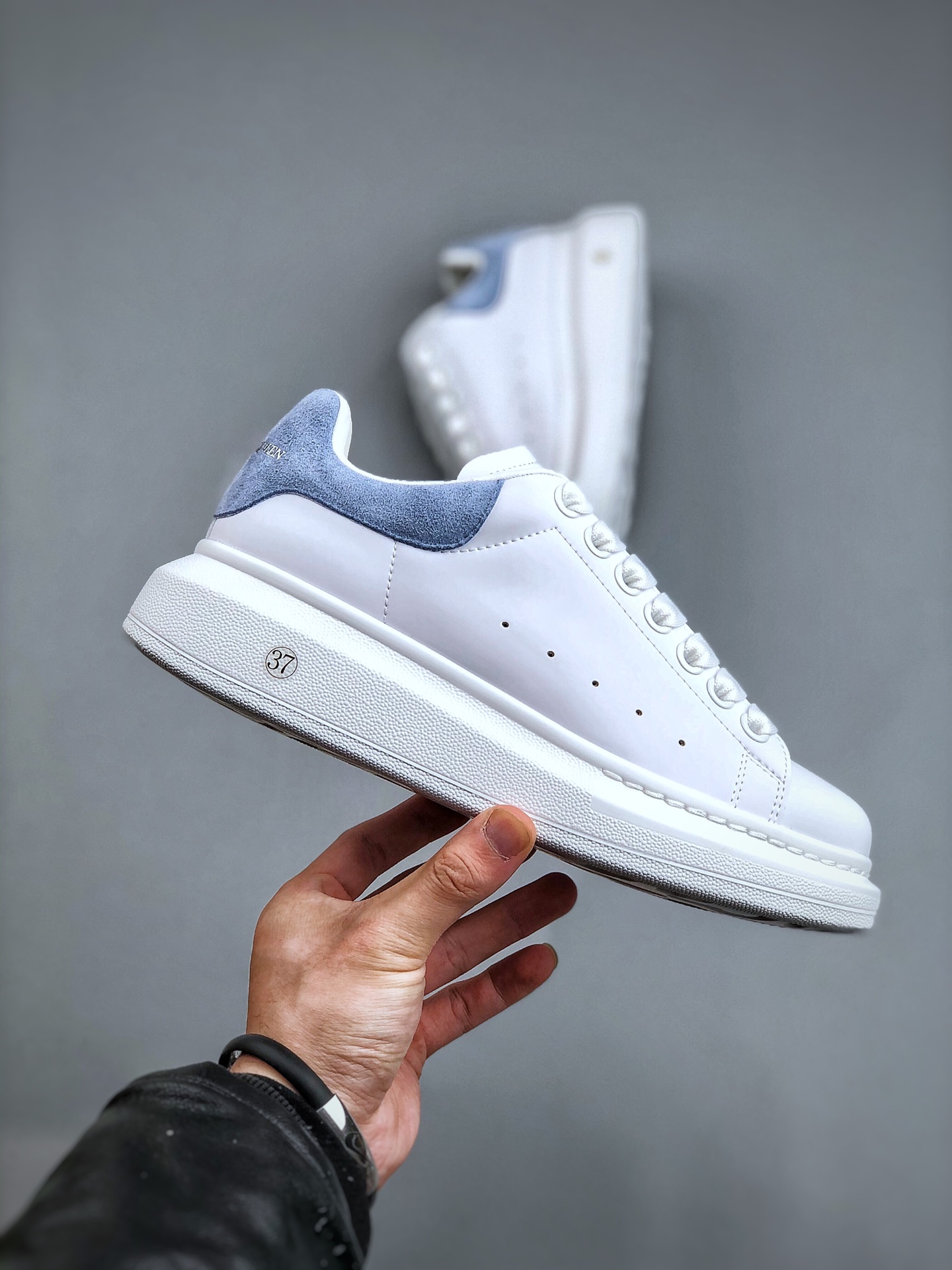 Alexander McQueen Oversized Leather Low-Top Fashion Sneaker – Unisex, Blu