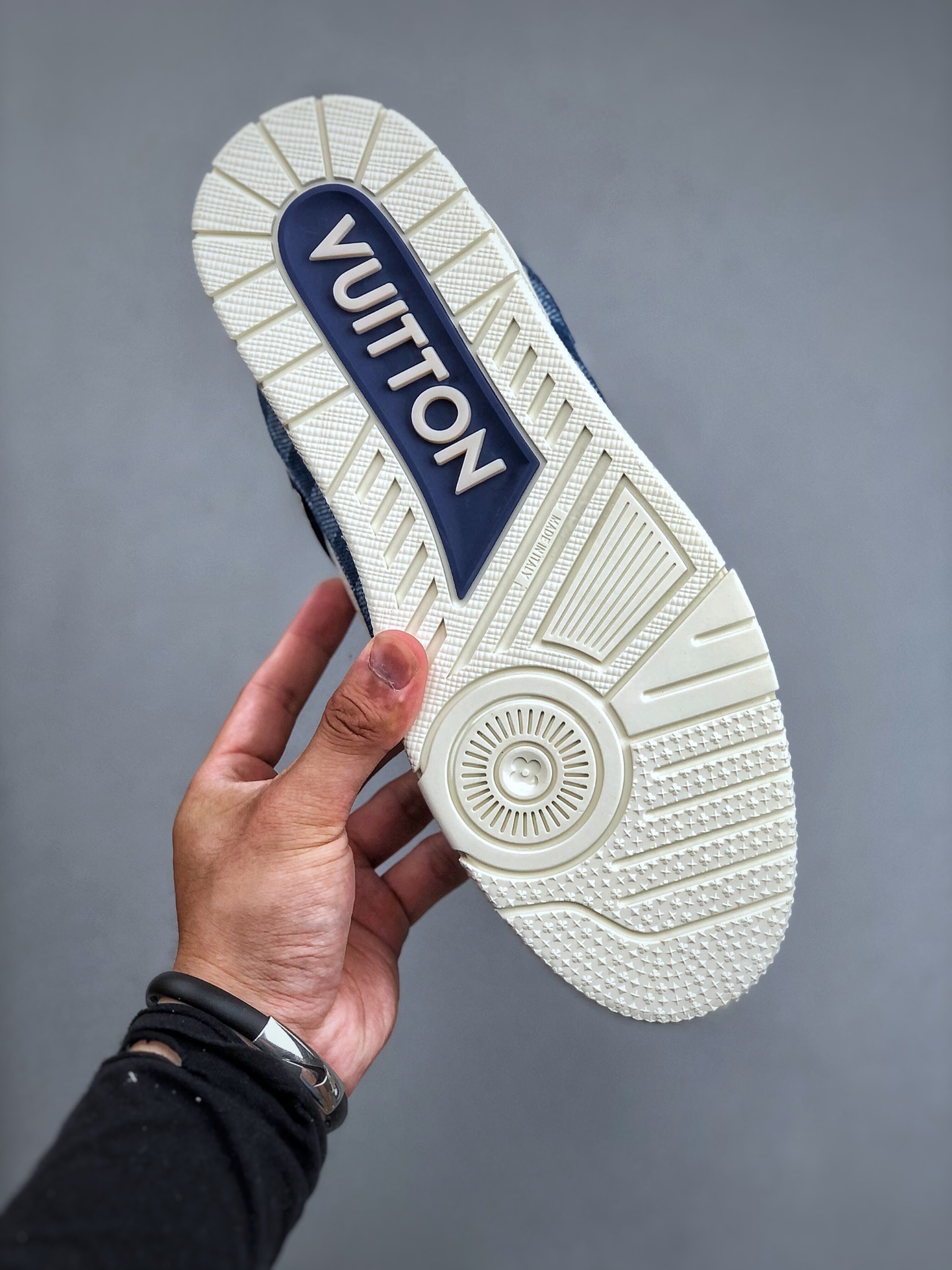 LOUIS VUITTON Trainer Round-Toe Lace-Up Low-Top Sneaker – Unisex, White & Blue