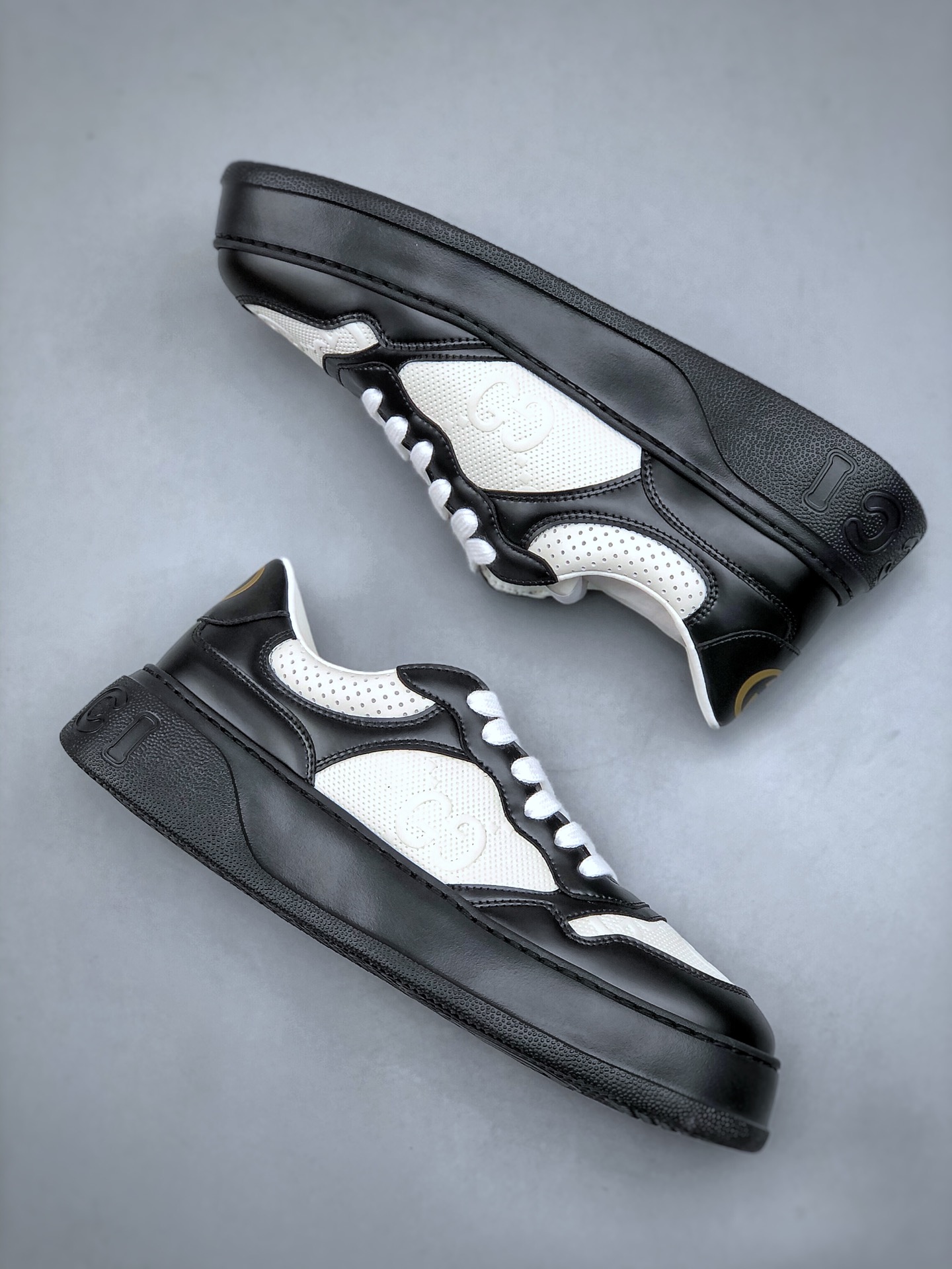 Gucci Unisex GG Embossed Leather Low-Top Sneakers – Black/White Casual Fashion Shoes