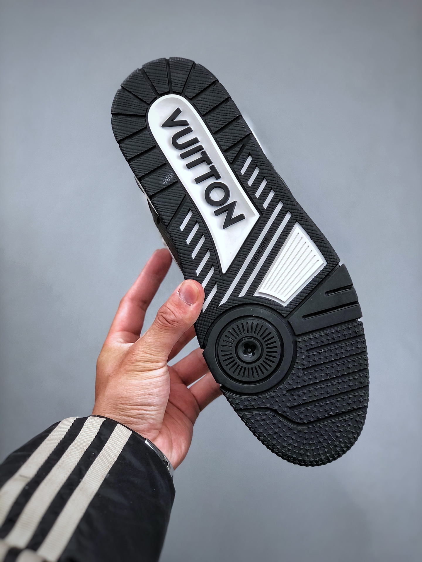 LOUIS VUITTON Trainer Lace-Up Low-Top Fashion Sneaker – Unisex, White & Black