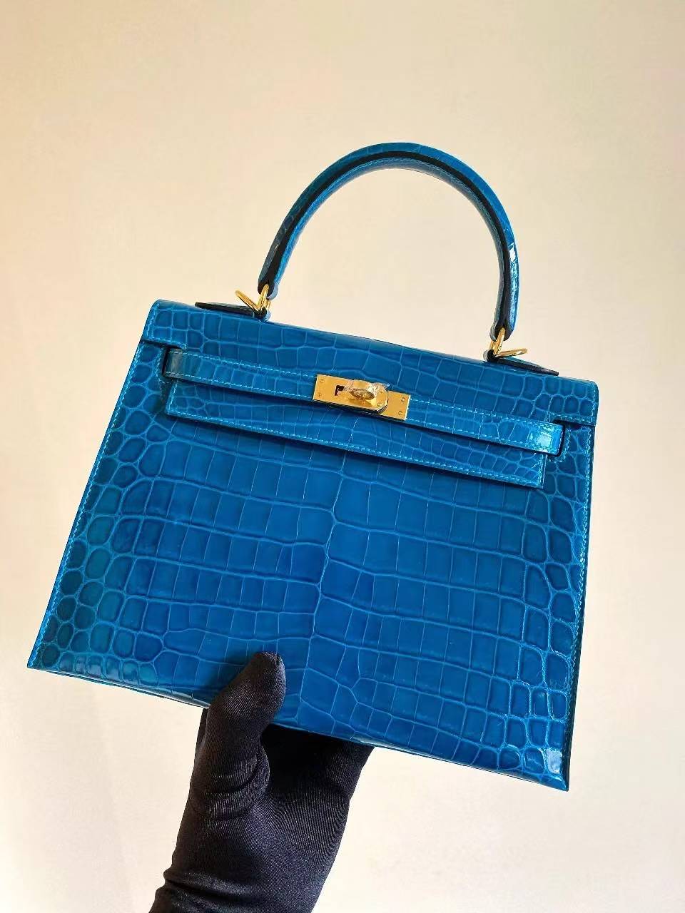 Hermès Kelly 25 Sellier Shiny Alligator Top Handle Bag with Gold Hardware – Women's, 6Q Vert Emeraude (Emerald Blue)