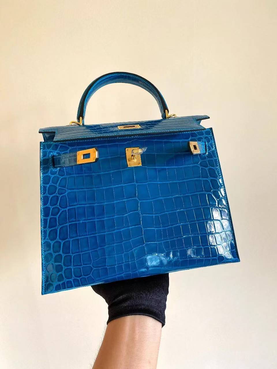 Hermès Kelly 25 Sellier Shiny Alligator Top Handle Bag with Gold Hardware – Women's, 6Q Vert Emeraude (Emerald Blue)