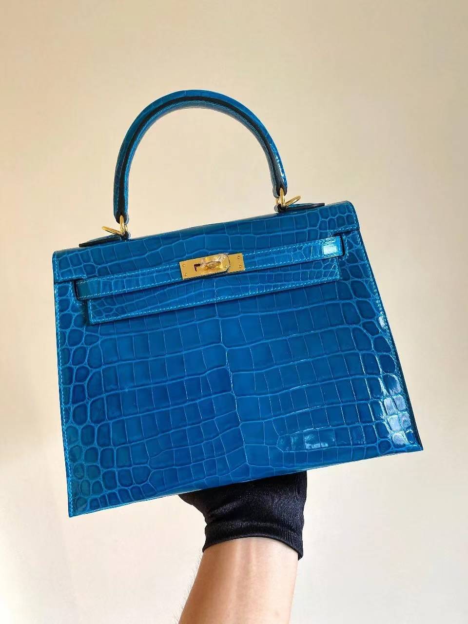 Hermès Kelly 25 Sellier Shiny Alligator Top Handle Bag with Gold Hardware – Women's, 6Q Vert Emeraude (Emerald Blue)