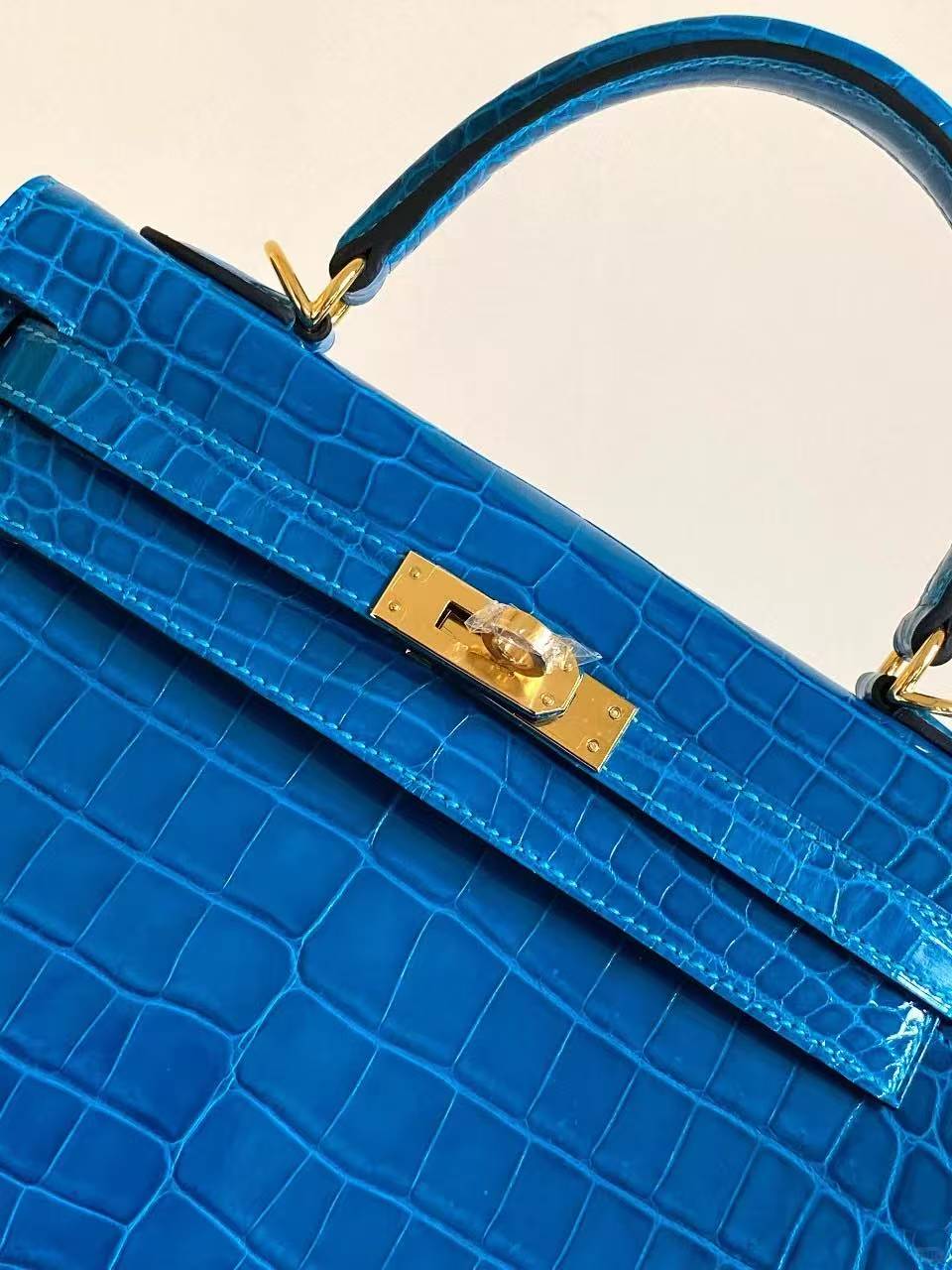 Hermès Kelly 25 Sellier Shiny Alligator Top Handle Bag with Gold Hardware – Women's, 6Q Vert Emeraude (Emerald Blue)