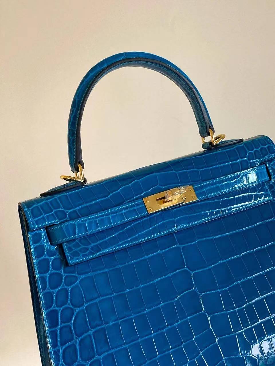 Hermès Kelly 25 Sellier Shiny Alligator Top Handle Bag with Gold Hardware – Women's, 6Q Vert Emeraude (Emerald Blue)