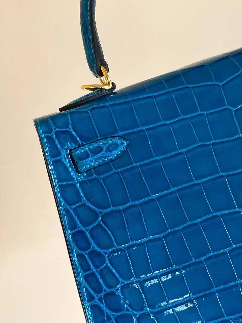 Hermès Kelly 25 Sellier Shiny Alligator Top Handle Bag with Gold Hardware – Women's, 6Q Vert Emeraude (Emerald Blue)
