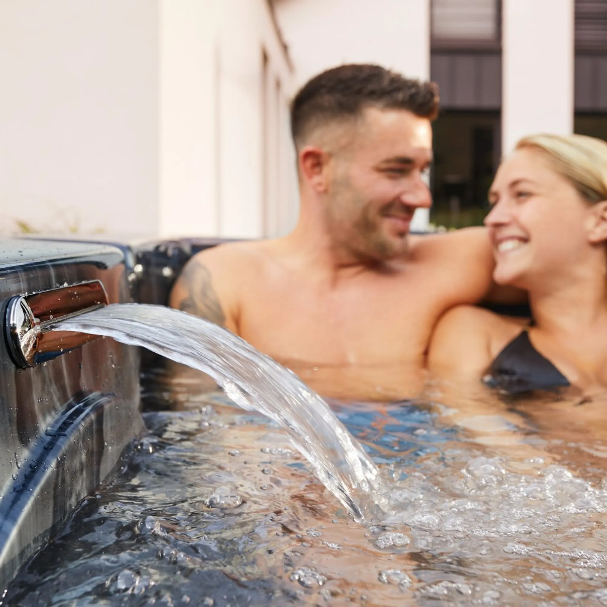 HOME DELUXE - Outdoor Whirlpool Black MARBLE inkl. Treppe und Thermoabdeckung